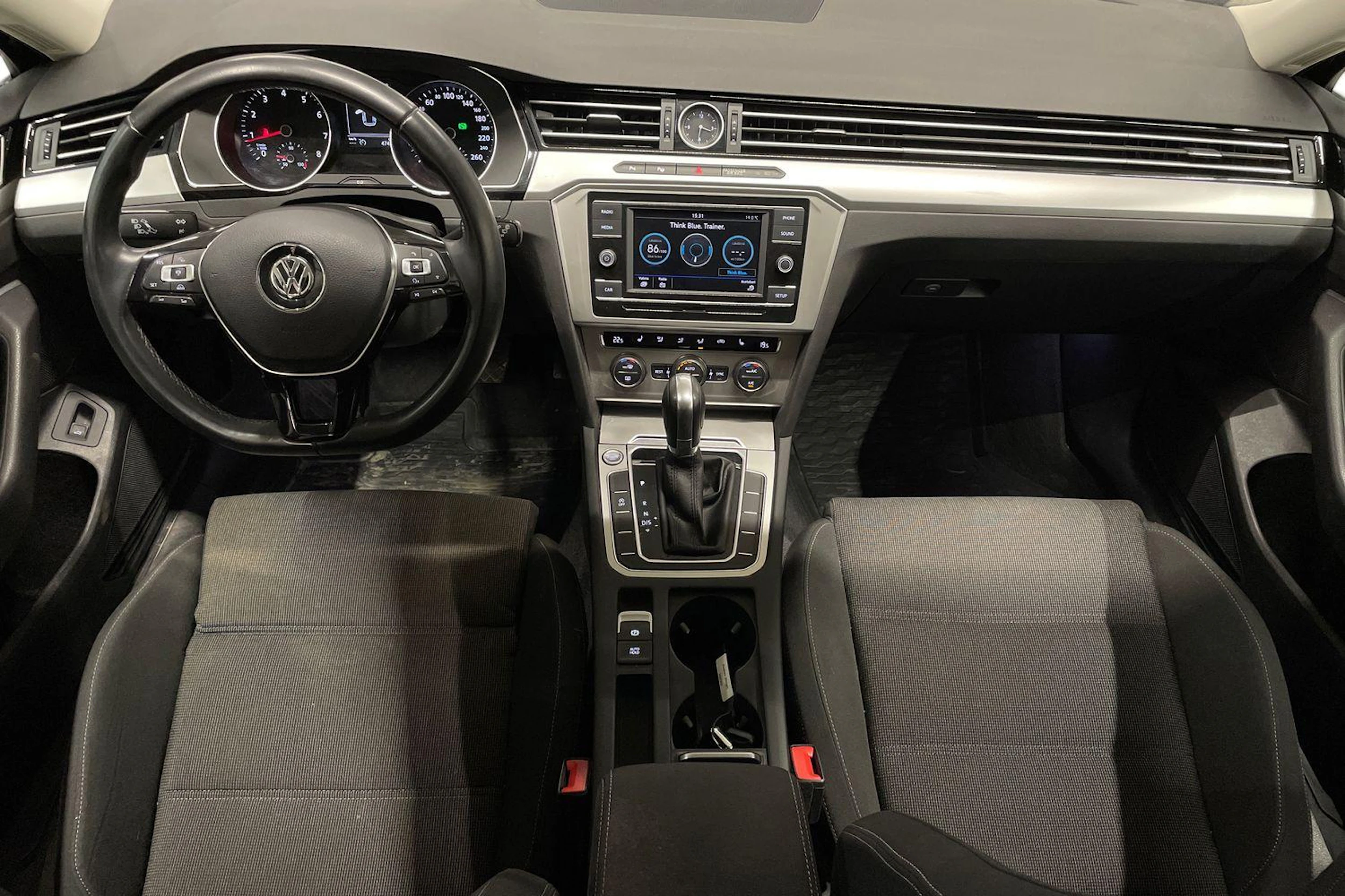 Ruskea (beige) Volkswagen PASSAT 2018 kuva 7.