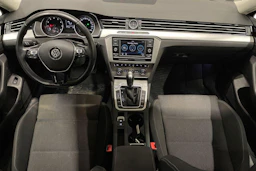 Ruskea (beige) Volkswagen PASSAT 2018 kuva 7.