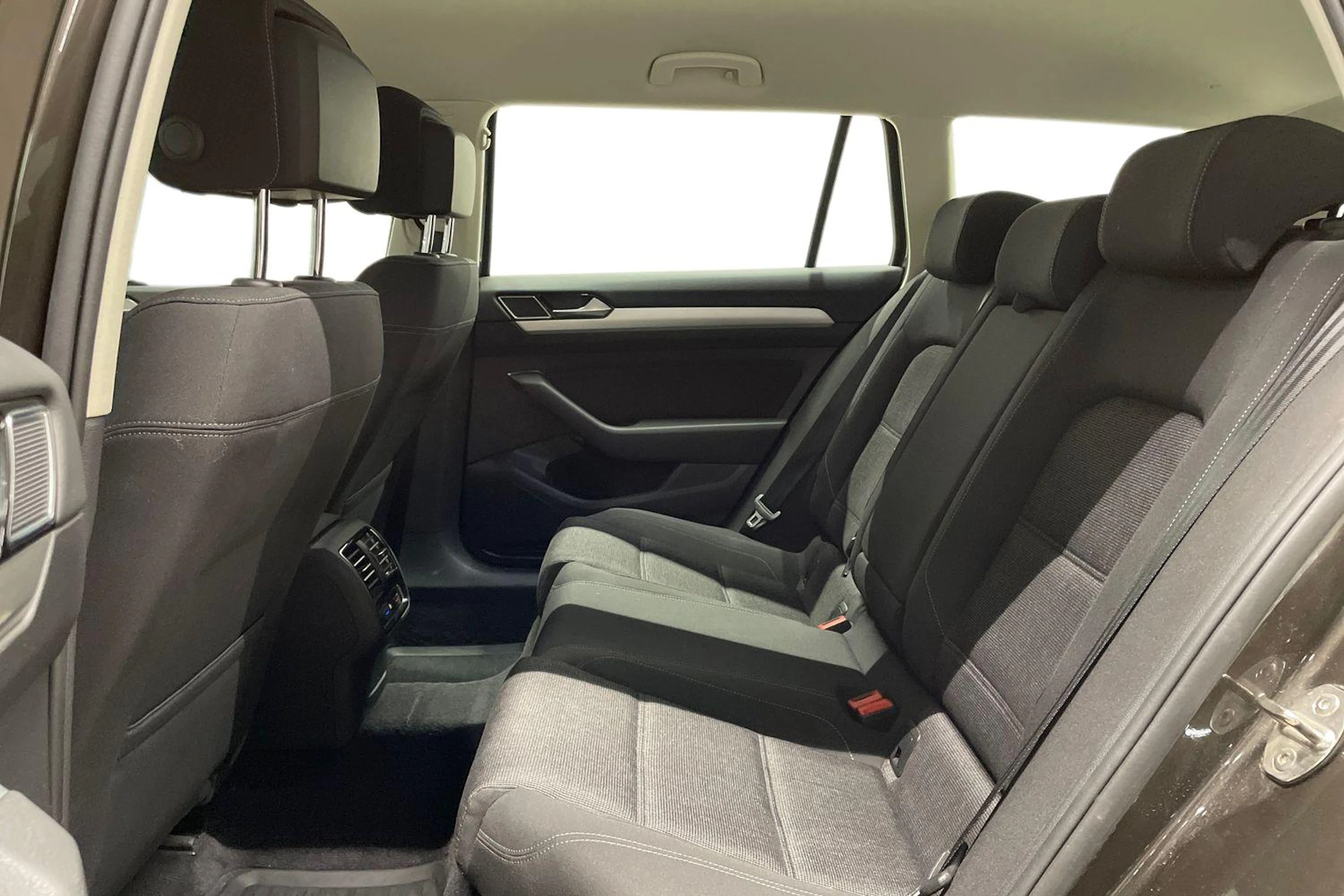 Ruskea (beige) Volkswagen PASSAT 2018 kuva 8.