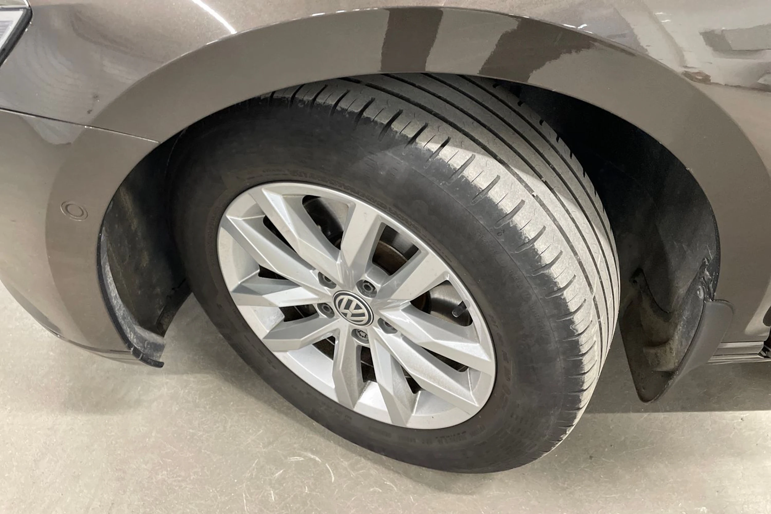 Ruskea (beige) Volkswagen PASSAT 2018 kuva 10.