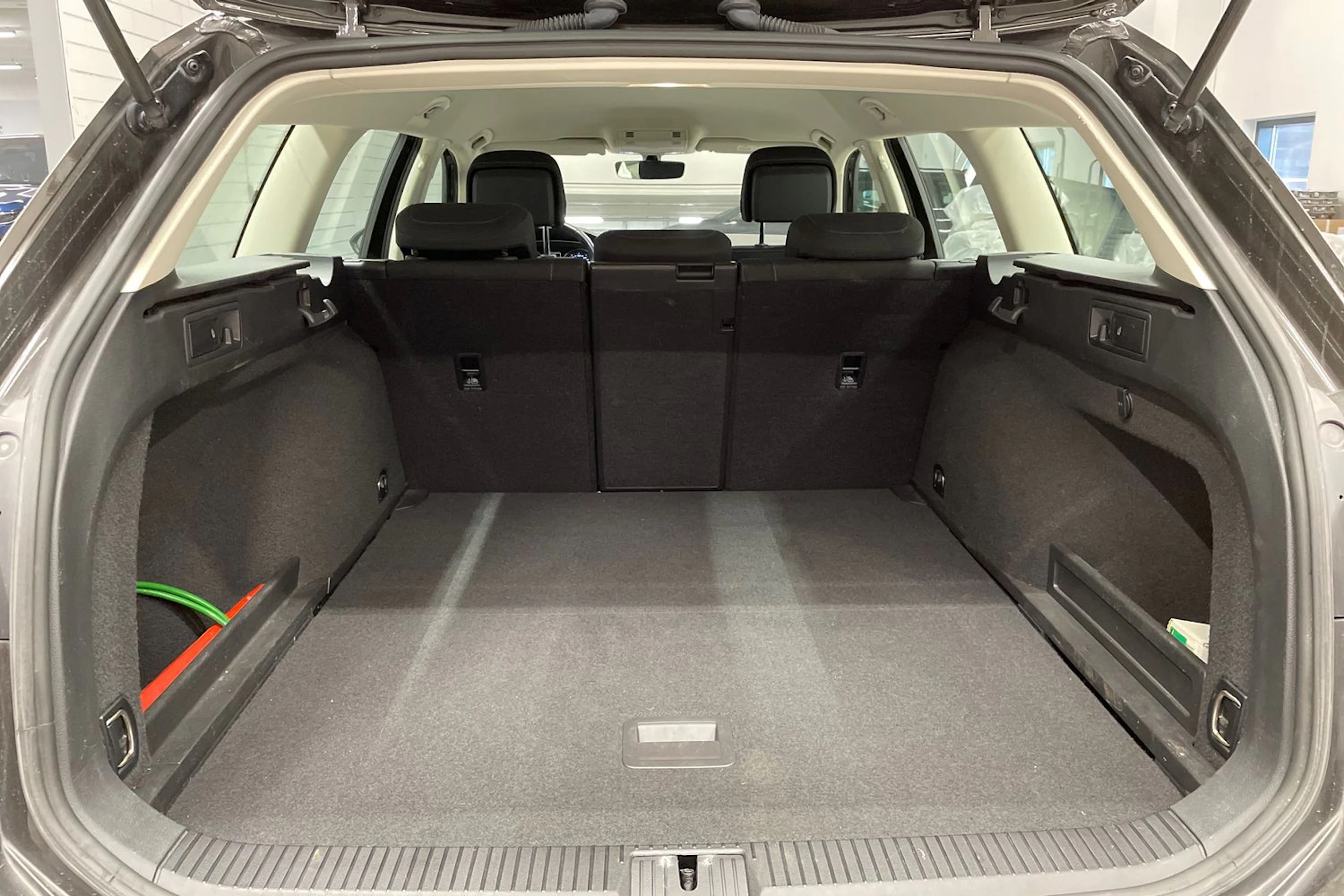 Ruskea (beige) Volkswagen PASSAT 2018 kuva 12.