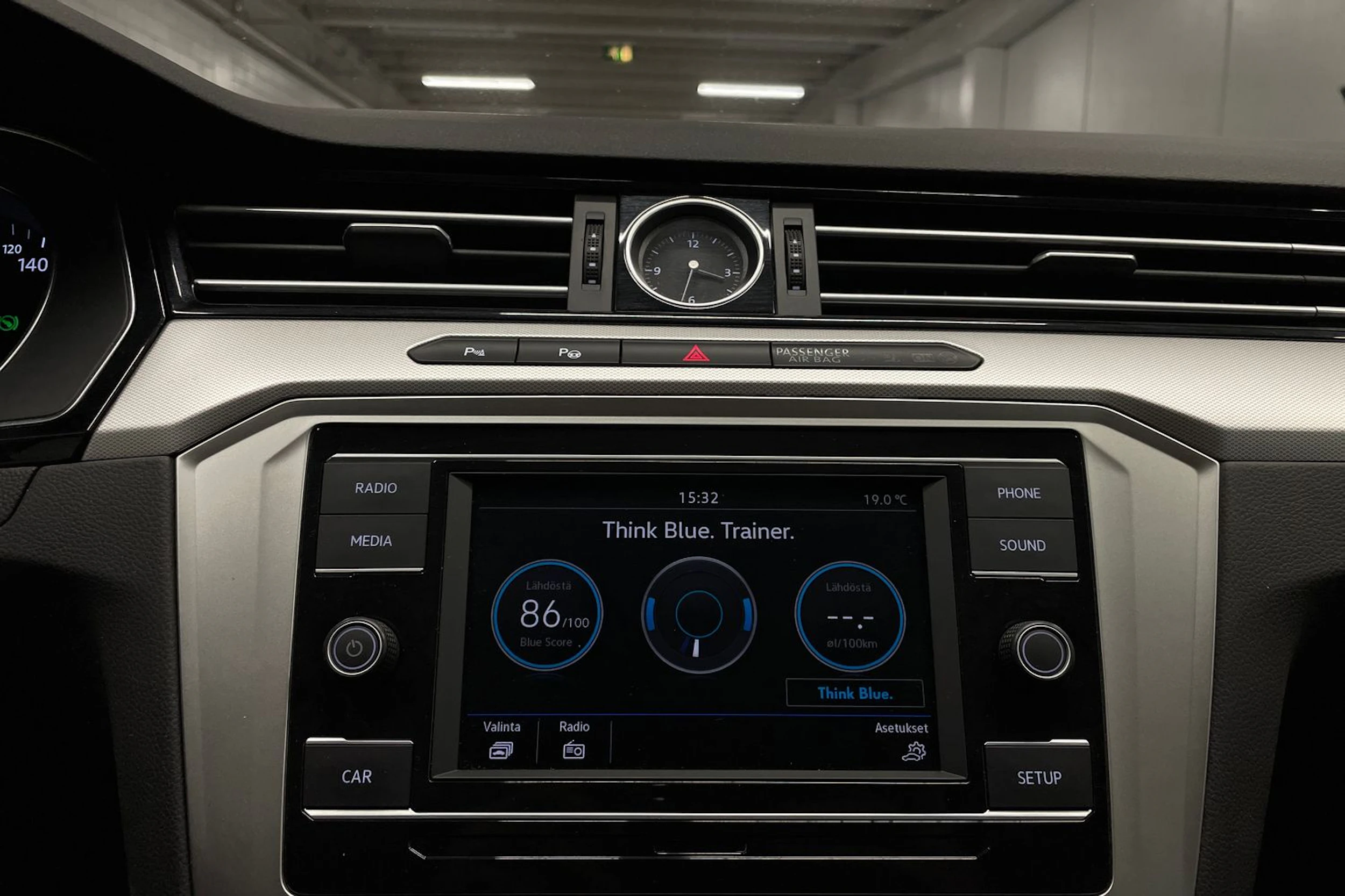 Ruskea (beige) Volkswagen PASSAT 2018 kuva 14.