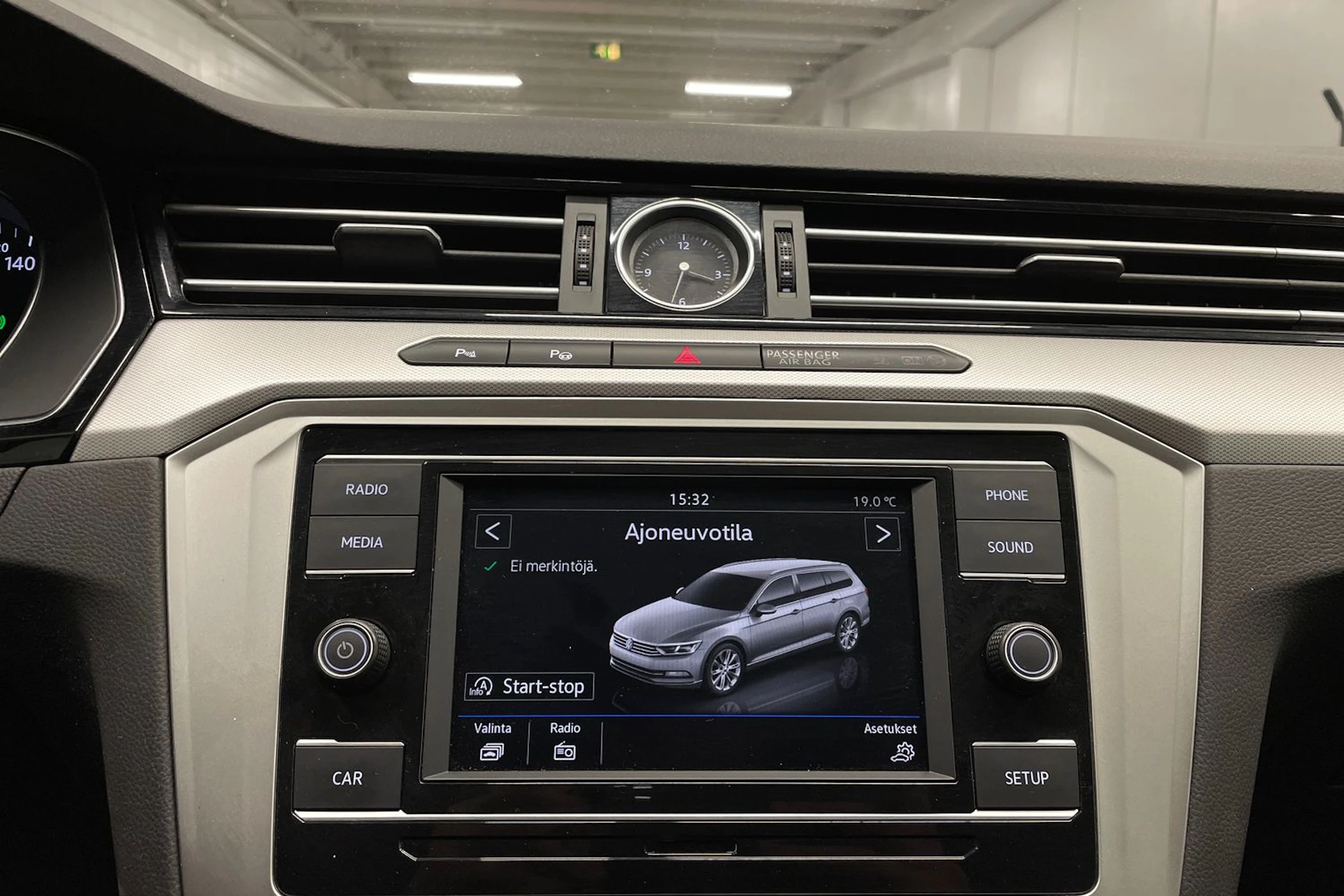 Ruskea (beige) Volkswagen PASSAT 2018 kuva 15.