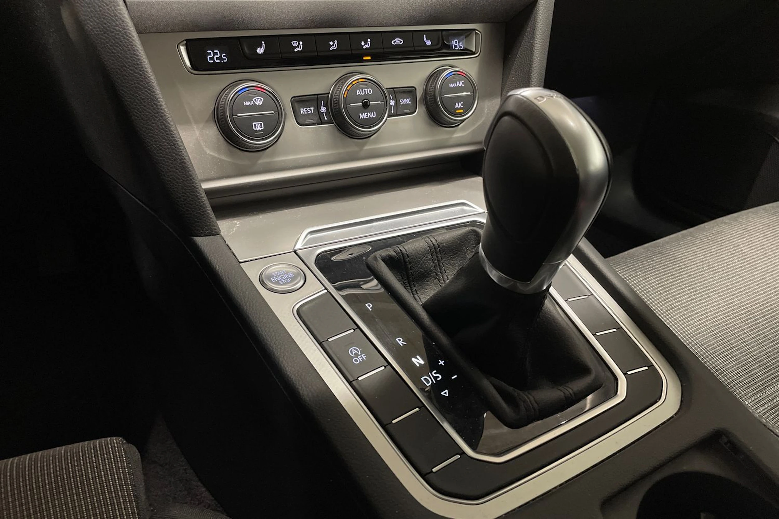 Ruskea (beige) Volkswagen PASSAT 2018 kuva 16.