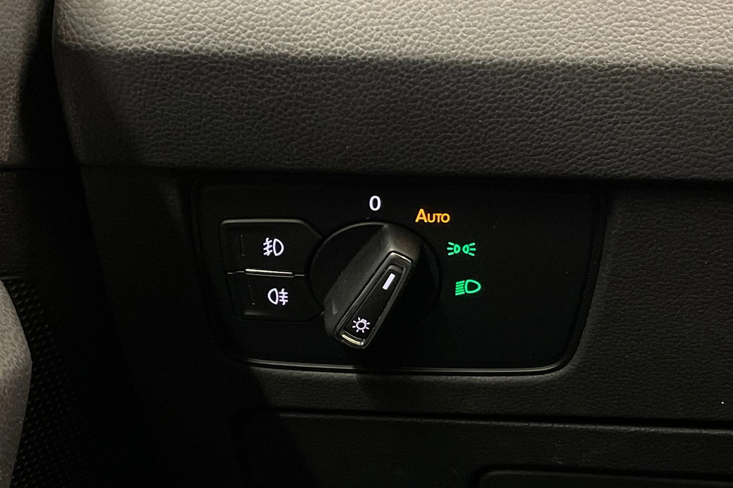 Ruskea (beige) Volkswagen PASSAT 2018 kuva 17.