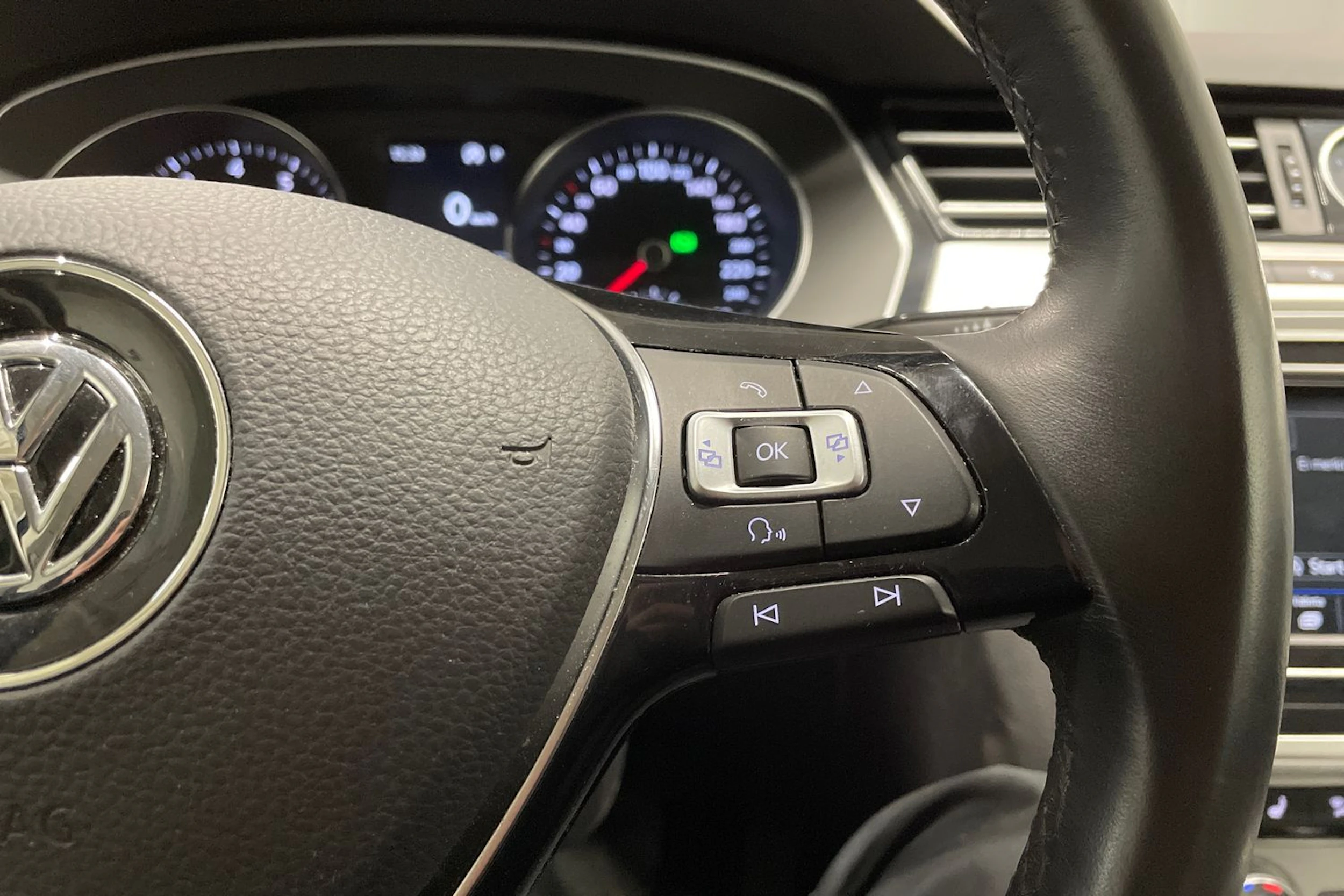 Ruskea (beige) Volkswagen PASSAT 2018 kuva 19.