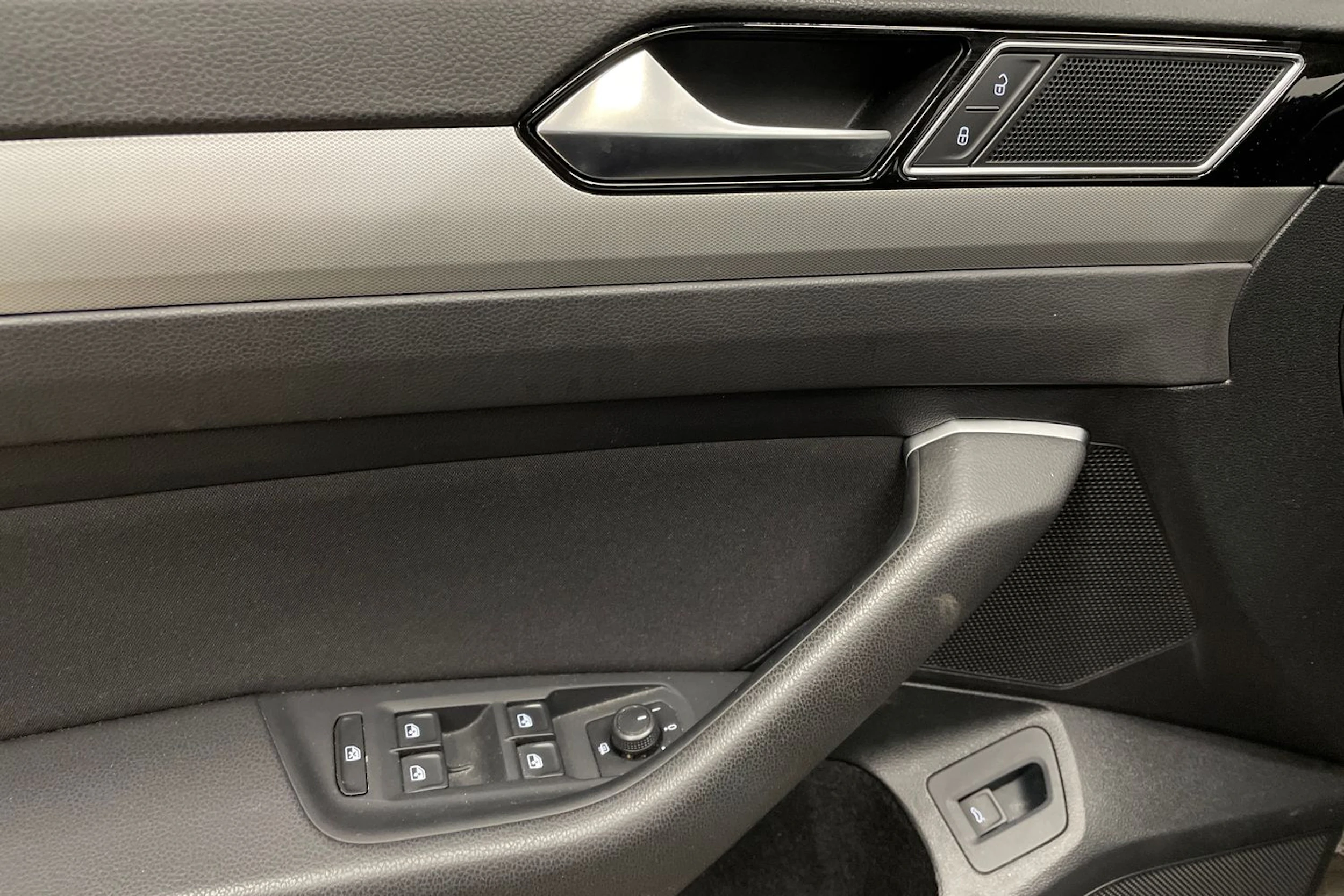 Ruskea (beige) Volkswagen PASSAT 2018 kuva 20.