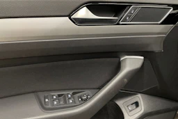 Ruskea (beige) Volkswagen PASSAT 2018 kuva 20.