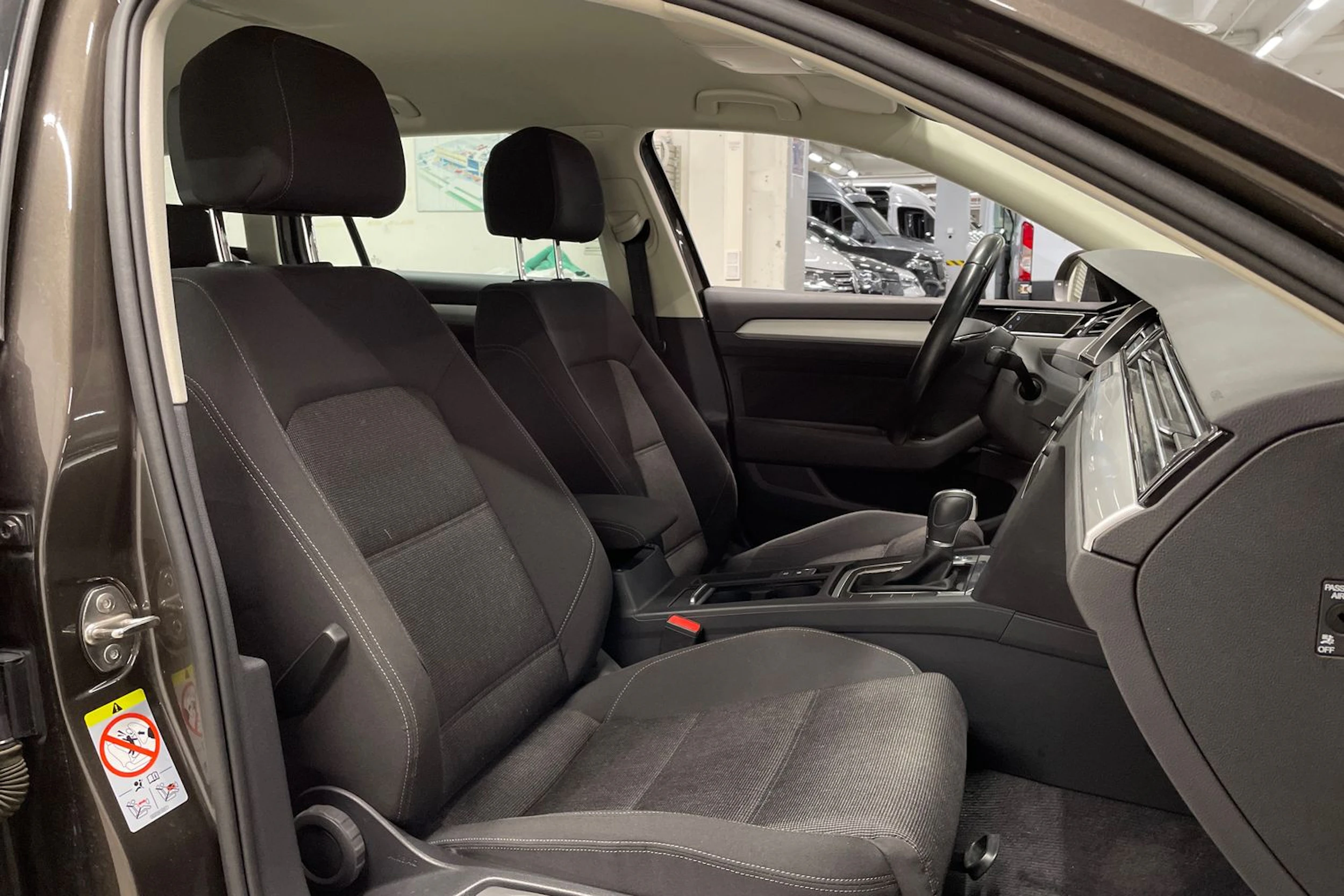 Ruskea (beige) Volkswagen PASSAT 2018 kuva 23.
