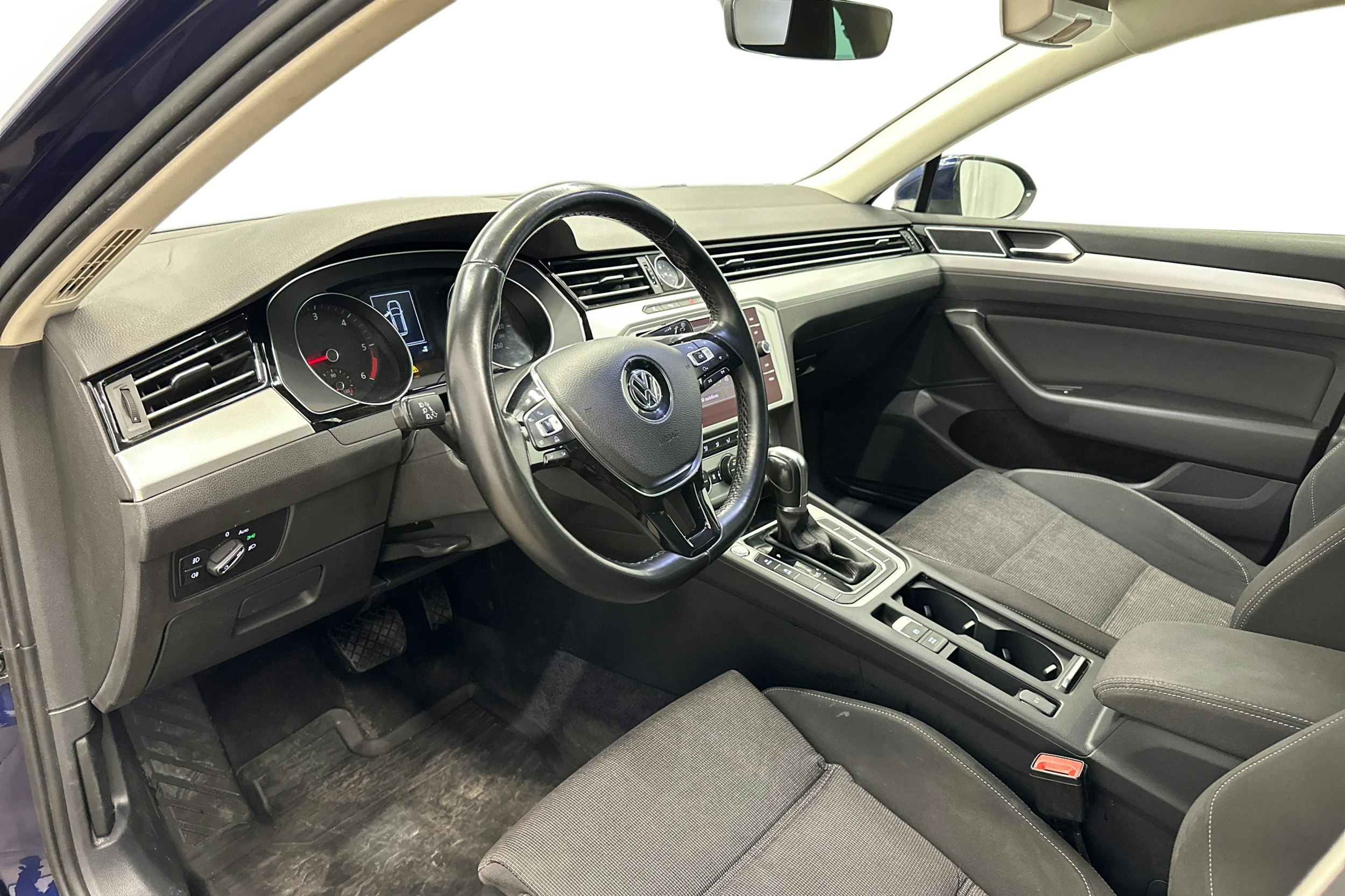 sininen Volkswagen Passat 2018 kuva 7.