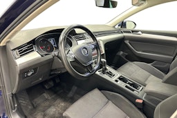 sininen Volkswagen Passat 2018 kuva 7.
