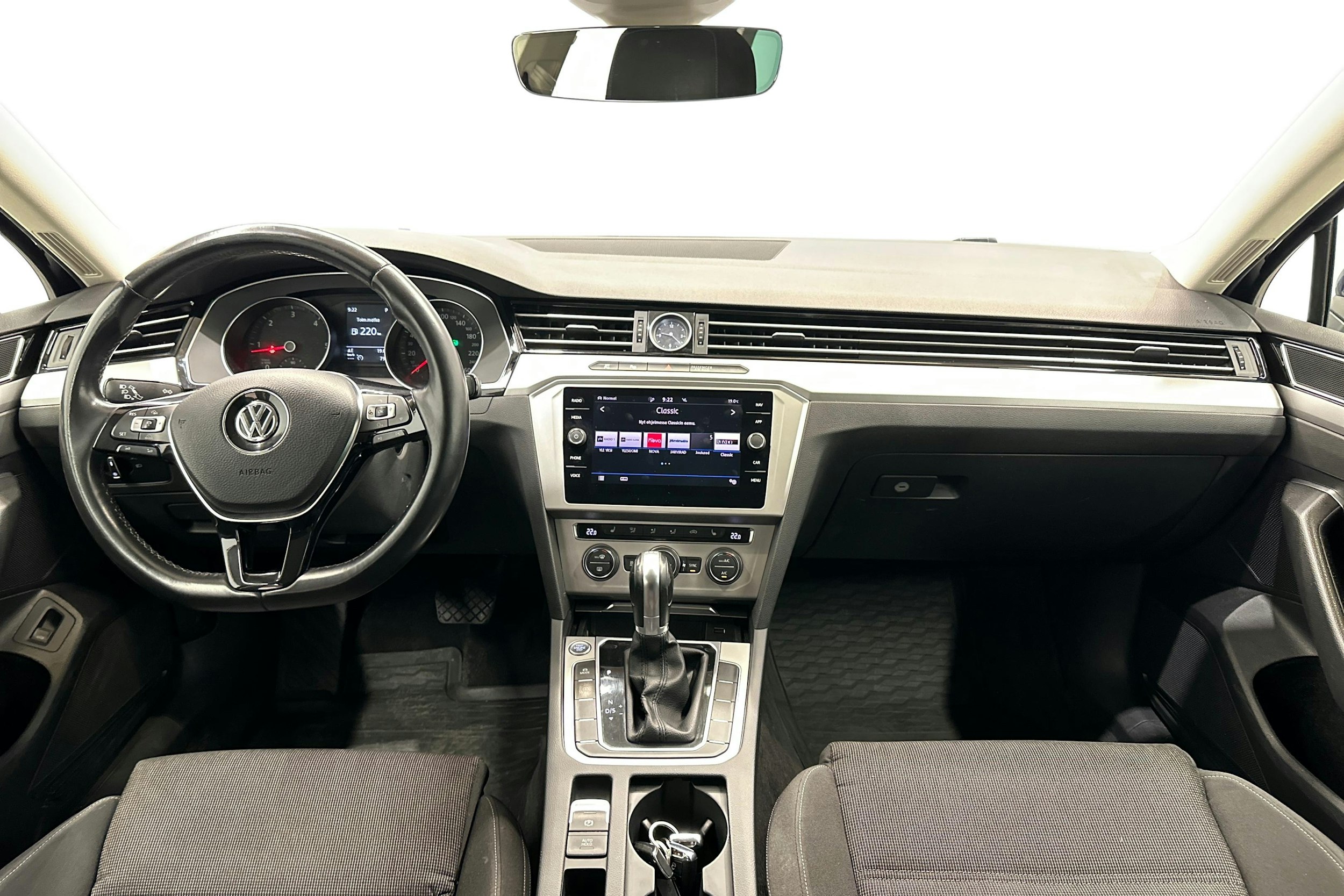 sininen Volkswagen Passat 2018 kuva 9.
