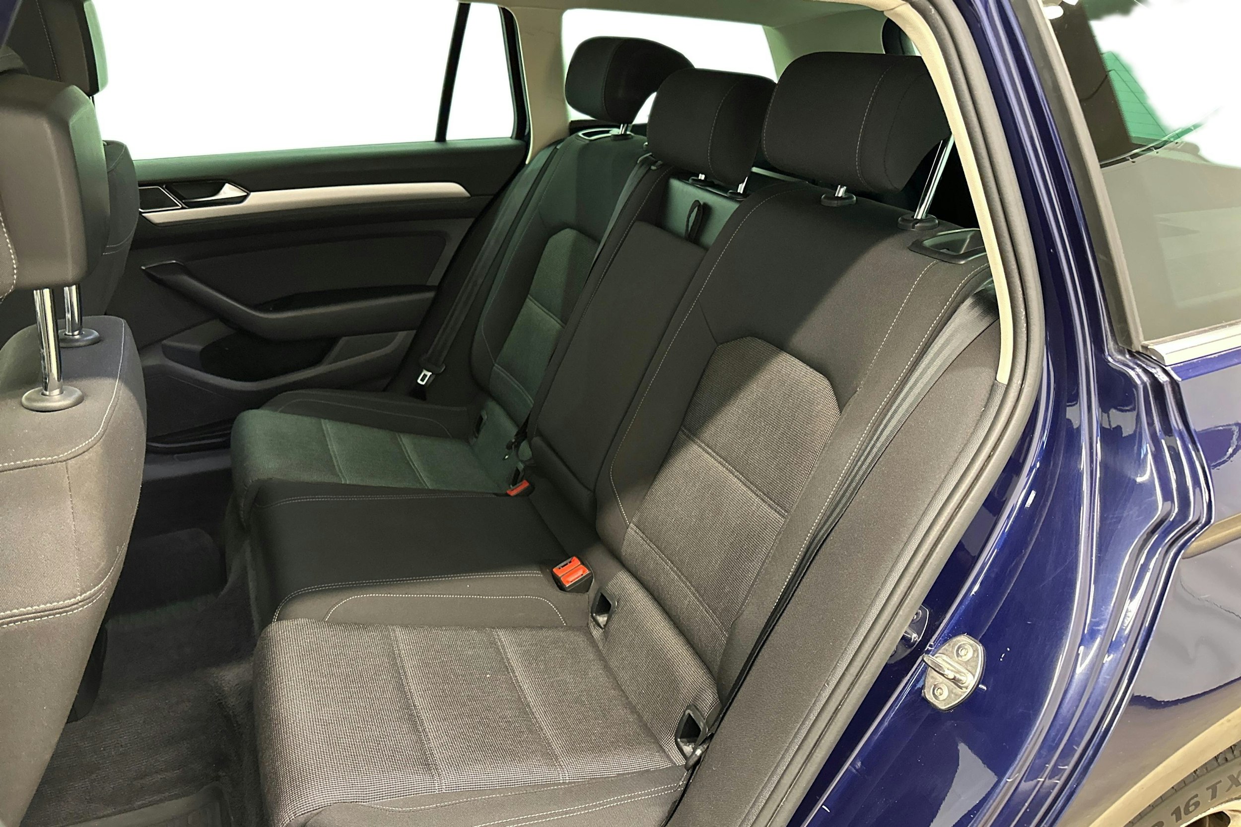 sininen Volkswagen Passat 2018 kuva 10.