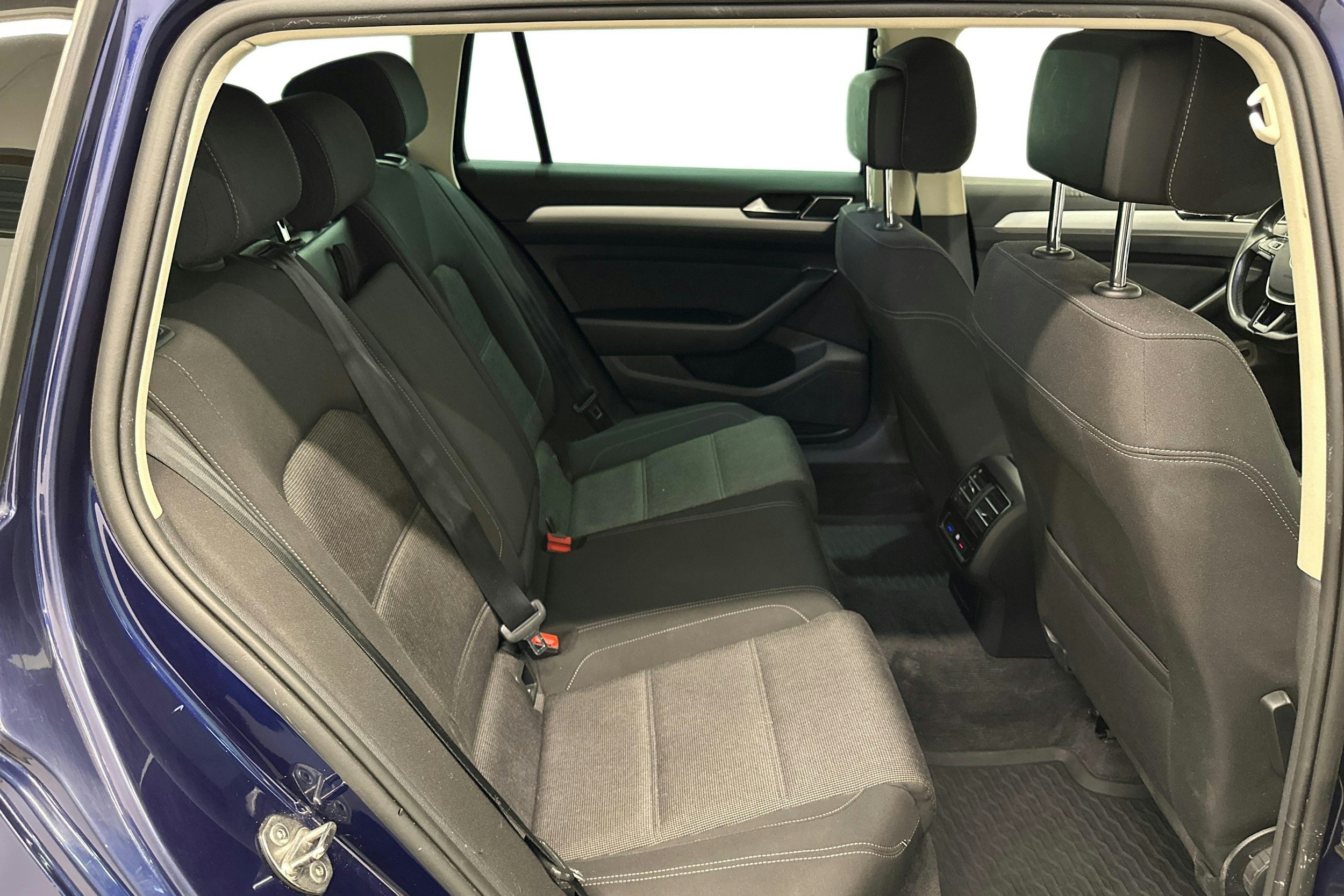 sininen Volkswagen Passat 2018 kuva 11.