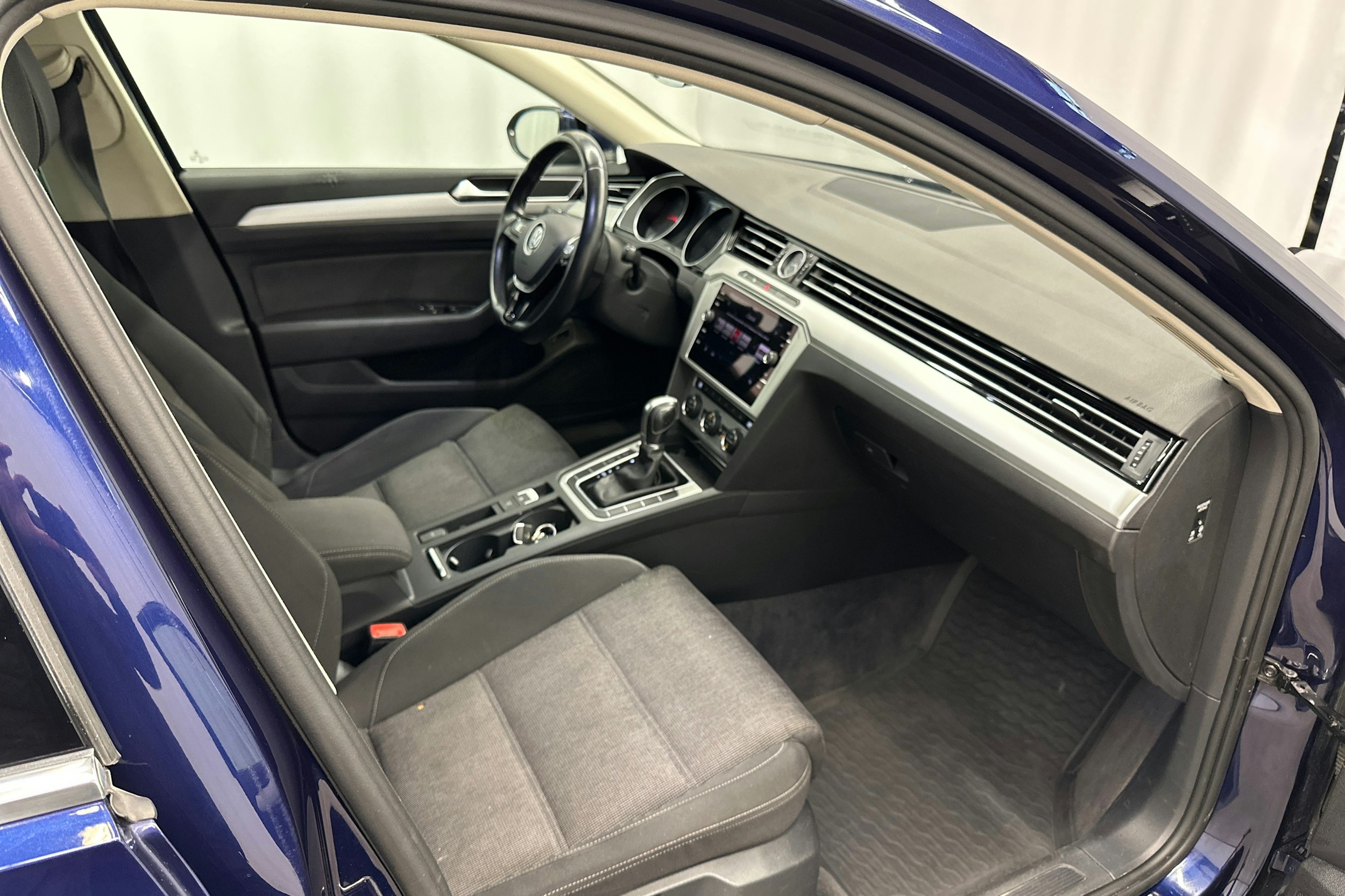 sininen Volkswagen Passat 2018 kuva 13.