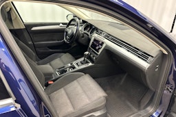 sininen Volkswagen Passat 2018 kuva 13.