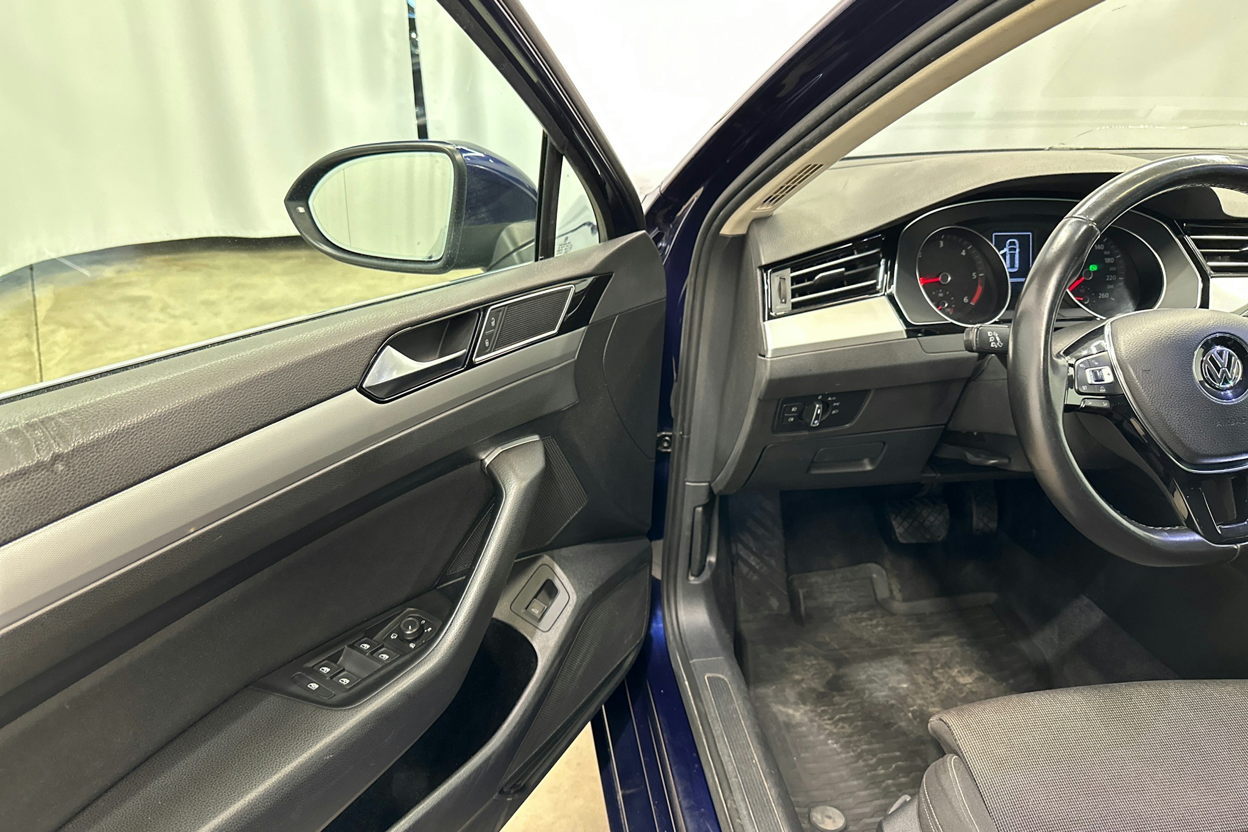 sininen Volkswagen Passat 2018 kuva 14.