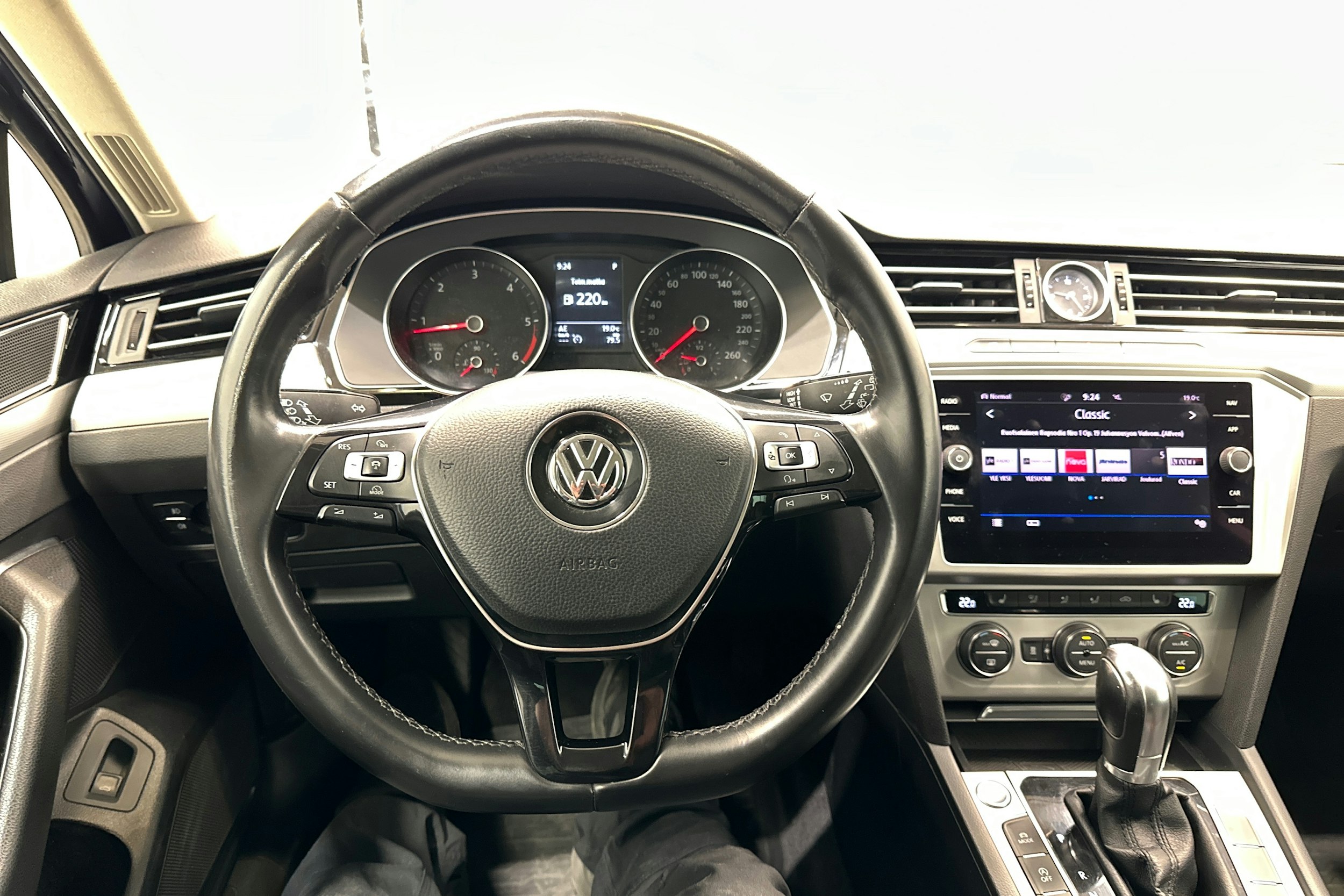 sininen Volkswagen Passat 2018 kuva 15.