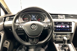 sininen Volkswagen Passat 2018 kuva 15.
