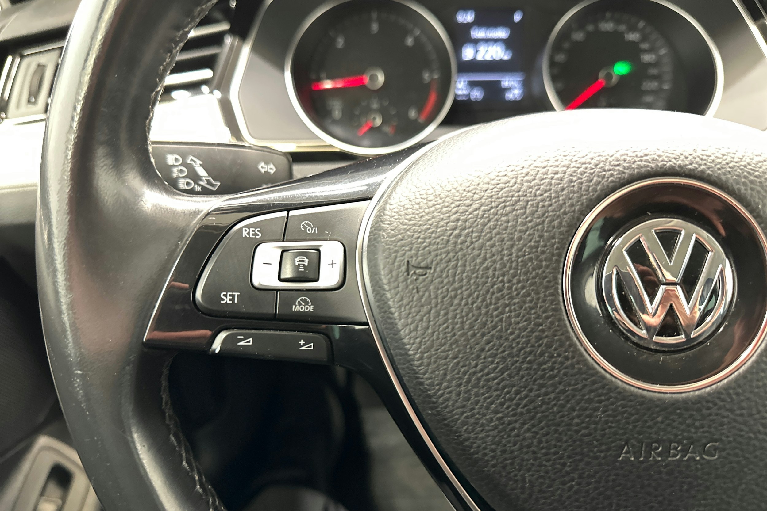 sininen Volkswagen Passat 2018 kuva 16.