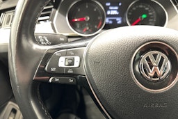 sininen Volkswagen Passat 2018 kuva 16.