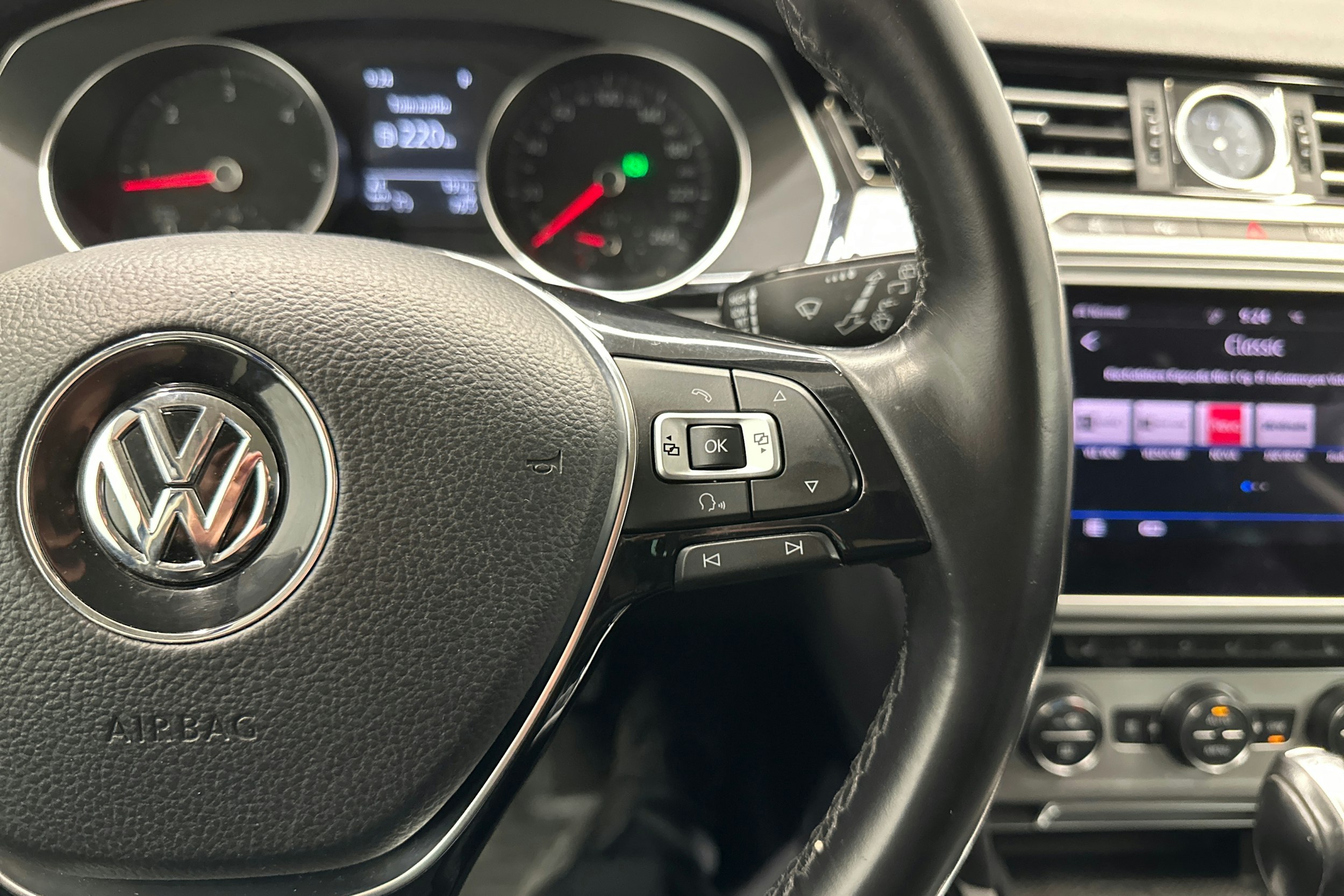 sininen Volkswagen Passat 2018 kuva 17.