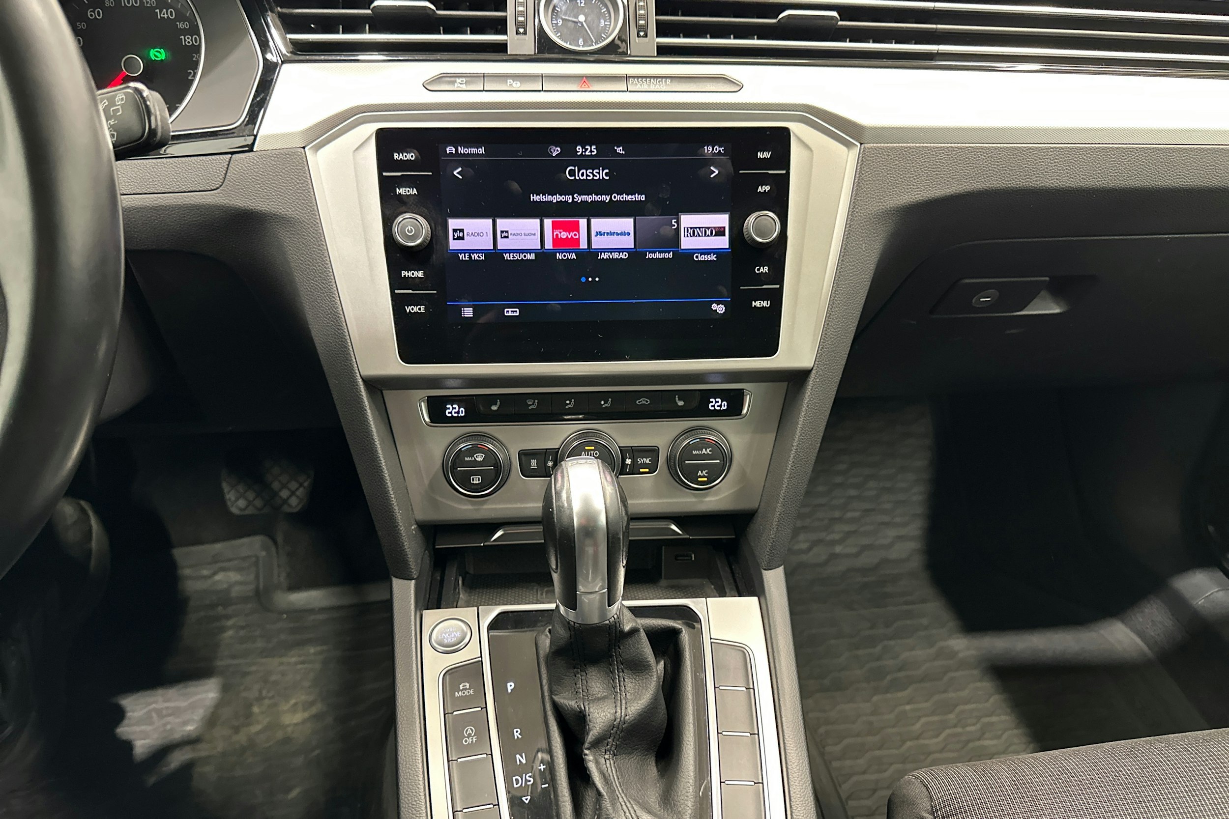 sininen Volkswagen Passat 2018 kuva 18.