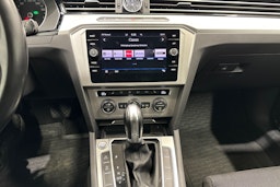 sininen Volkswagen Passat 2018 kuva 18.