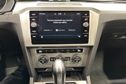 sininen Volkswagen Passat 2018 kuva 20.