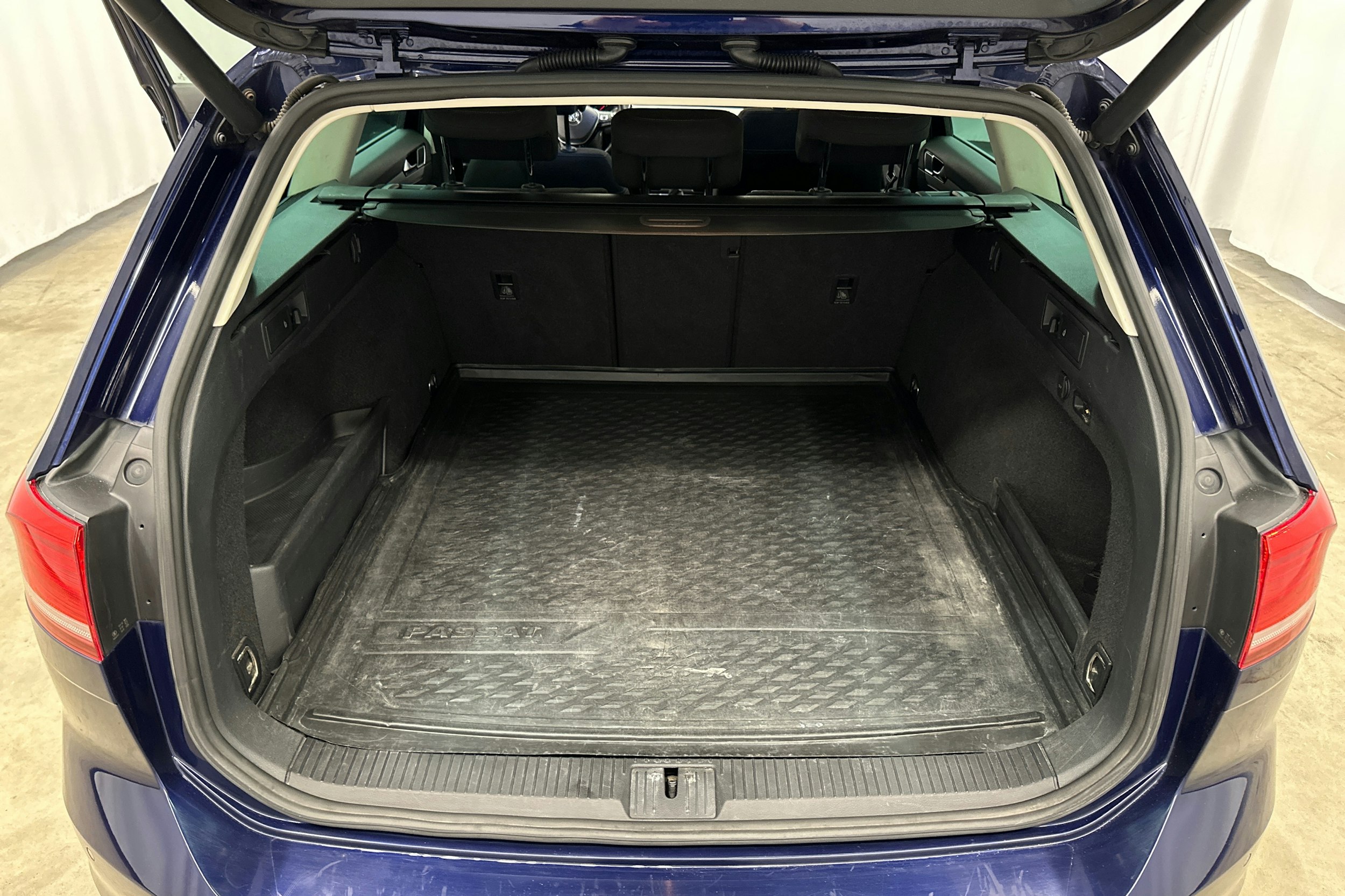 sininen Volkswagen Passat 2018 kuva 22.