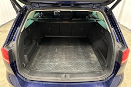 sininen Volkswagen Passat 2018 kuva 22.