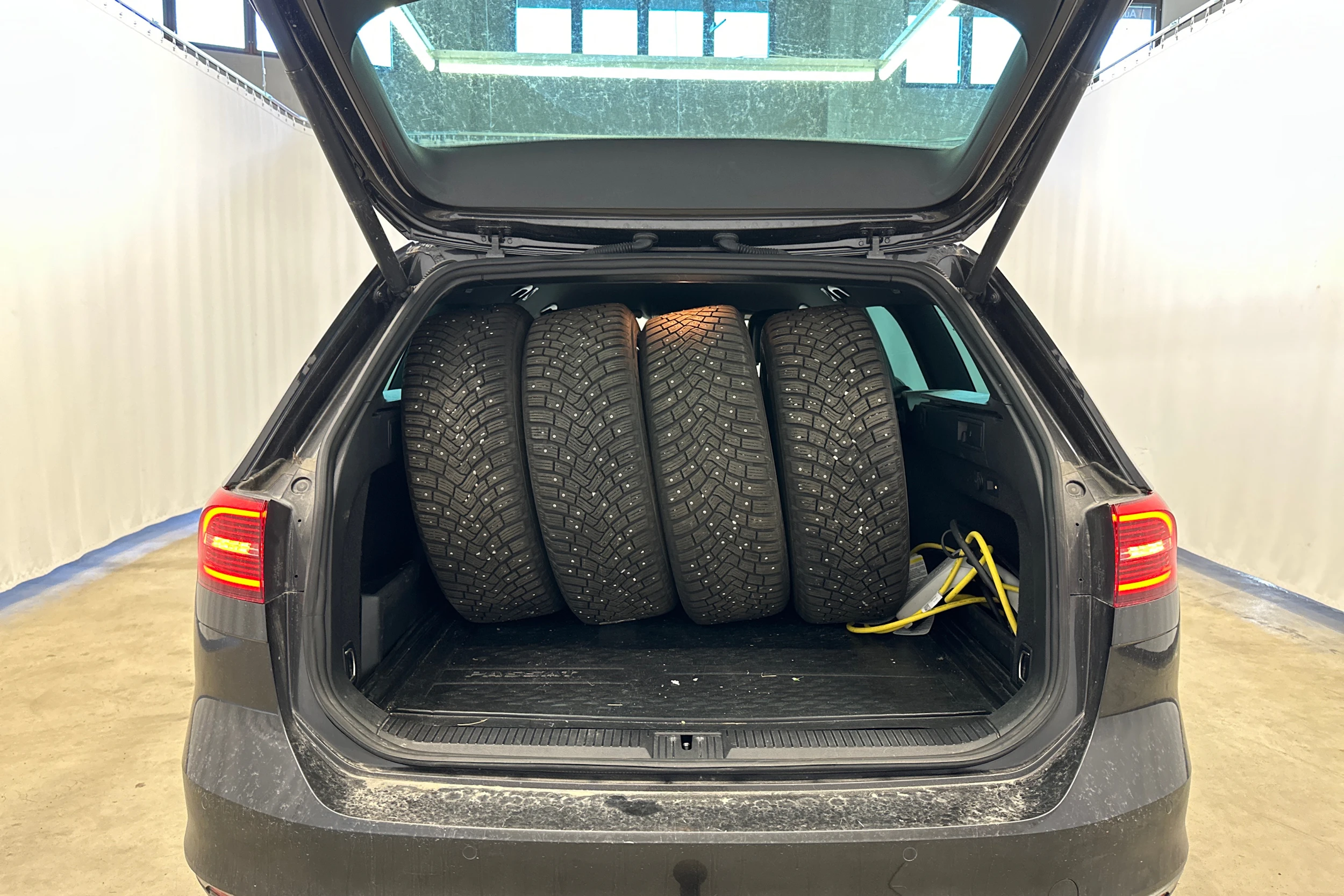 harmaa Volkswagen Passat 2018 kuva 4.