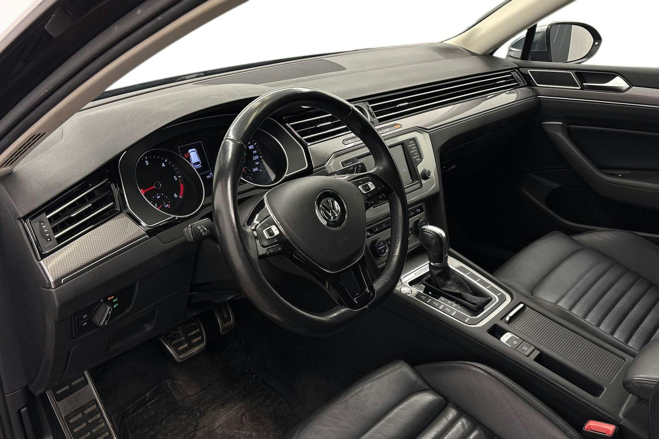 ruskea (beige) Volkswagen Passat 2017 kuva 6.