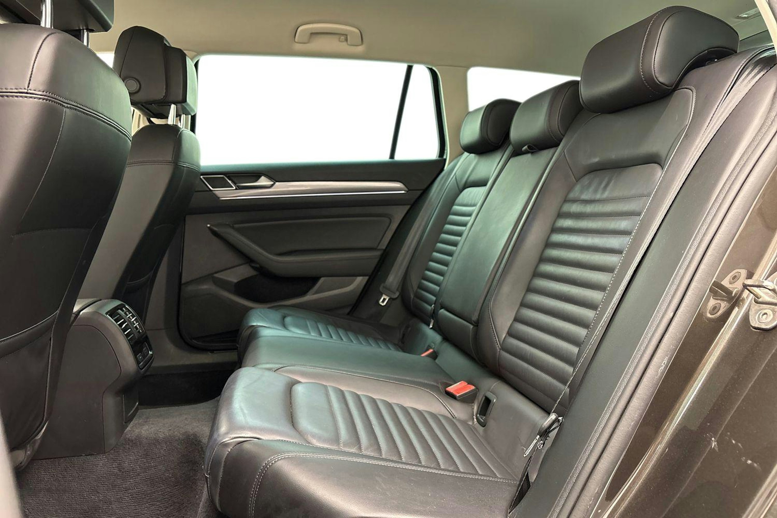 ruskea (beige) Volkswagen Passat 2017 kuva 8.