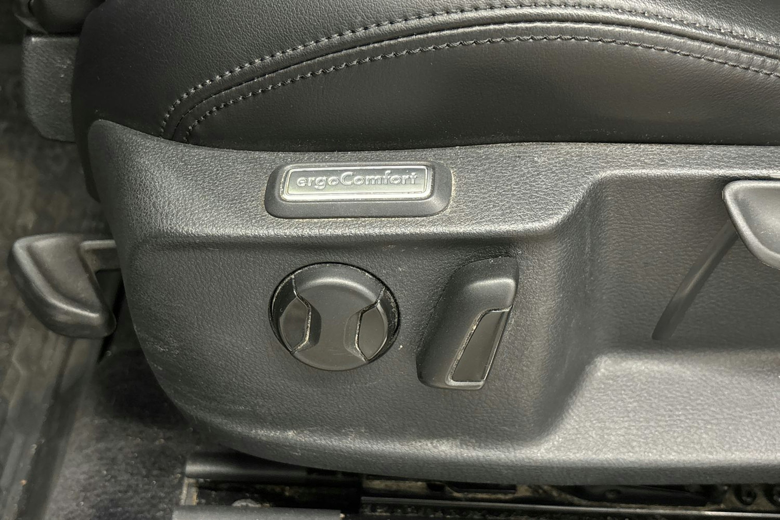 ruskea (beige) Volkswagen Passat 2017 kuva 12.