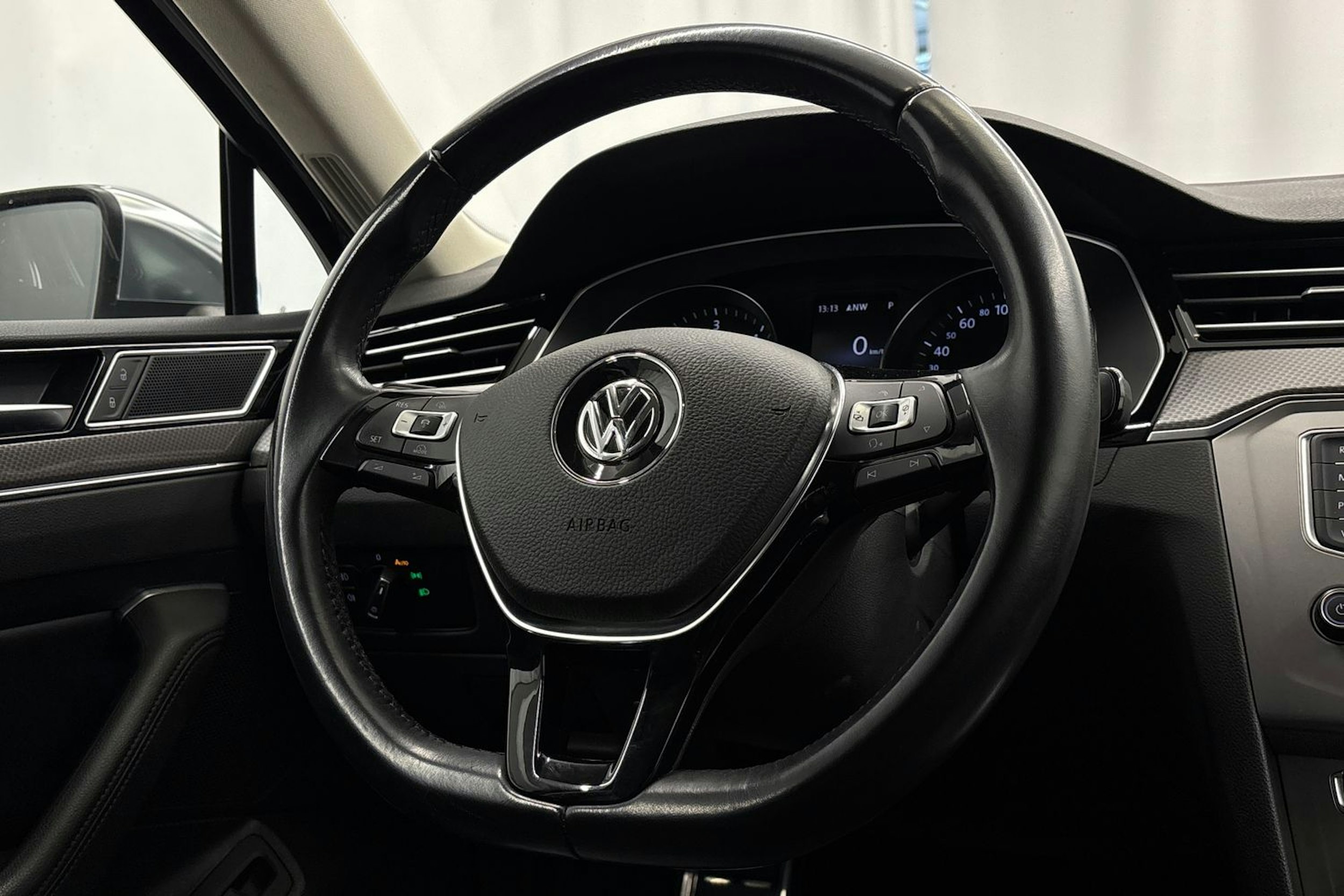 ruskea (beige) Volkswagen Passat 2017 kuva 13.