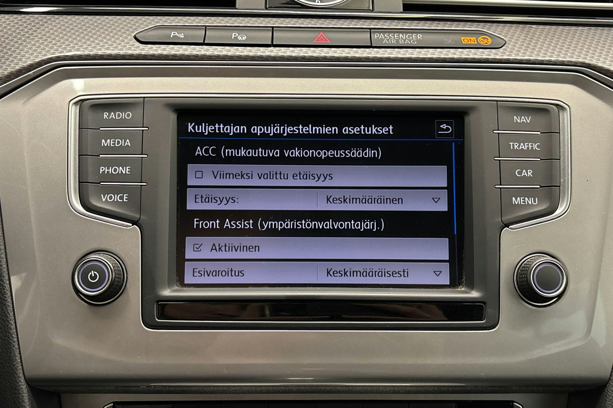 ruskea (beige) Volkswagen Passat 2017 kuva 19.