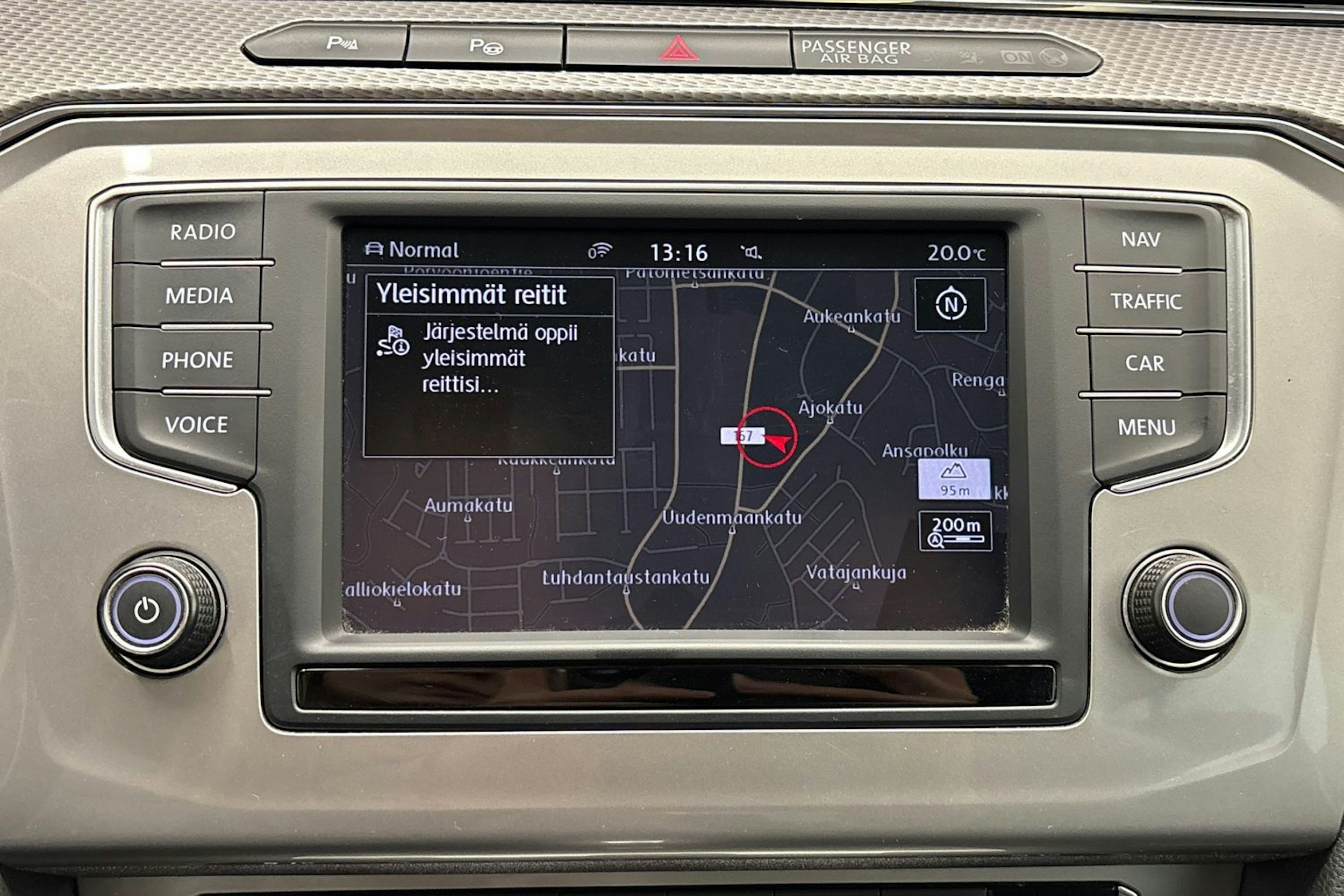 ruskea (beige) Volkswagen Passat 2017 kuva 20.