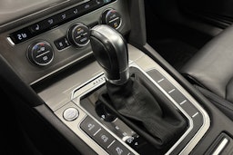 ruskea (beige) Volkswagen Passat 2017 kuva 21.