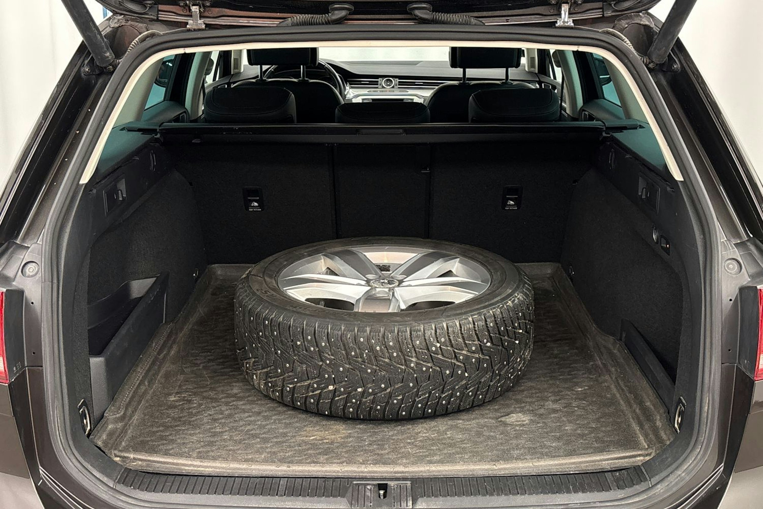 ruskea (beige) Volkswagen Passat 2017 kuva 22.