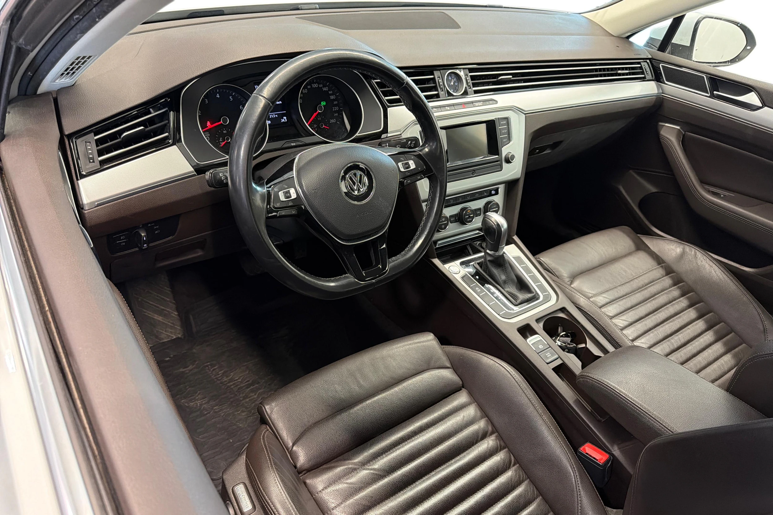 valkoinen Volkswagen Passat 2017 kuva 8.