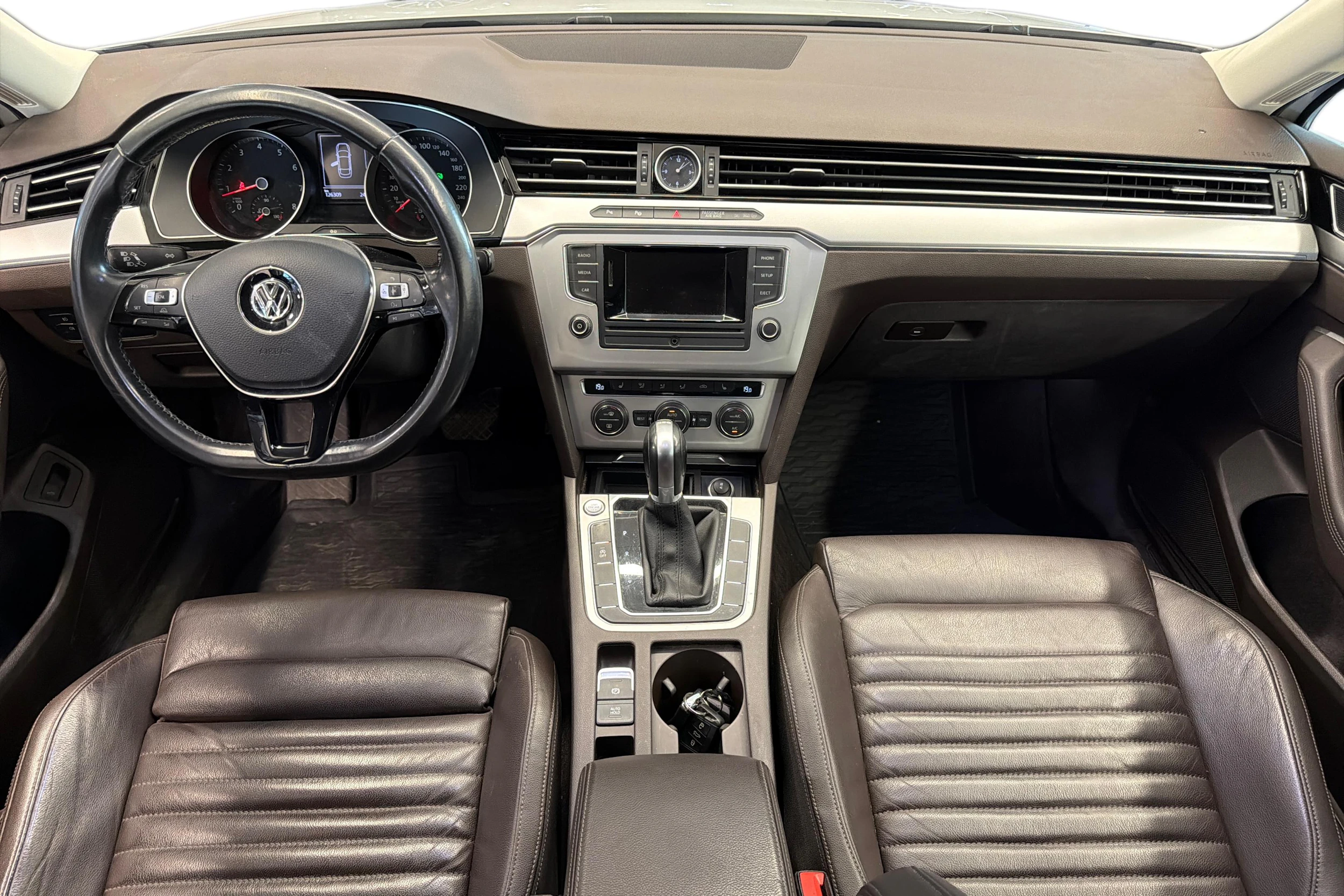 valkoinen Volkswagen Passat 2017 kuva 9.
