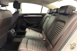 valkoinen Volkswagen Passat 2017 kuva 11.