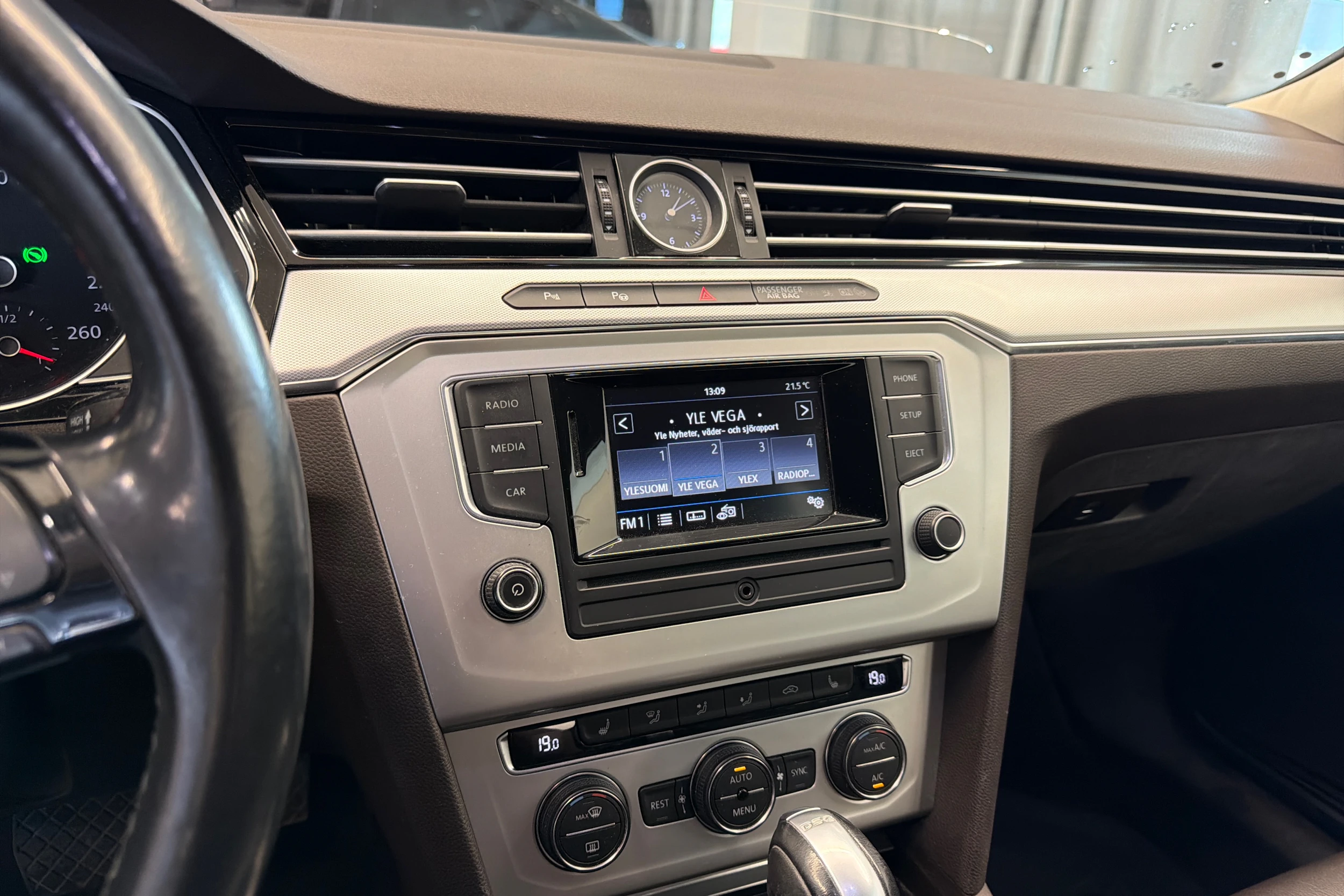 valkoinen Volkswagen Passat 2017 kuva 16.