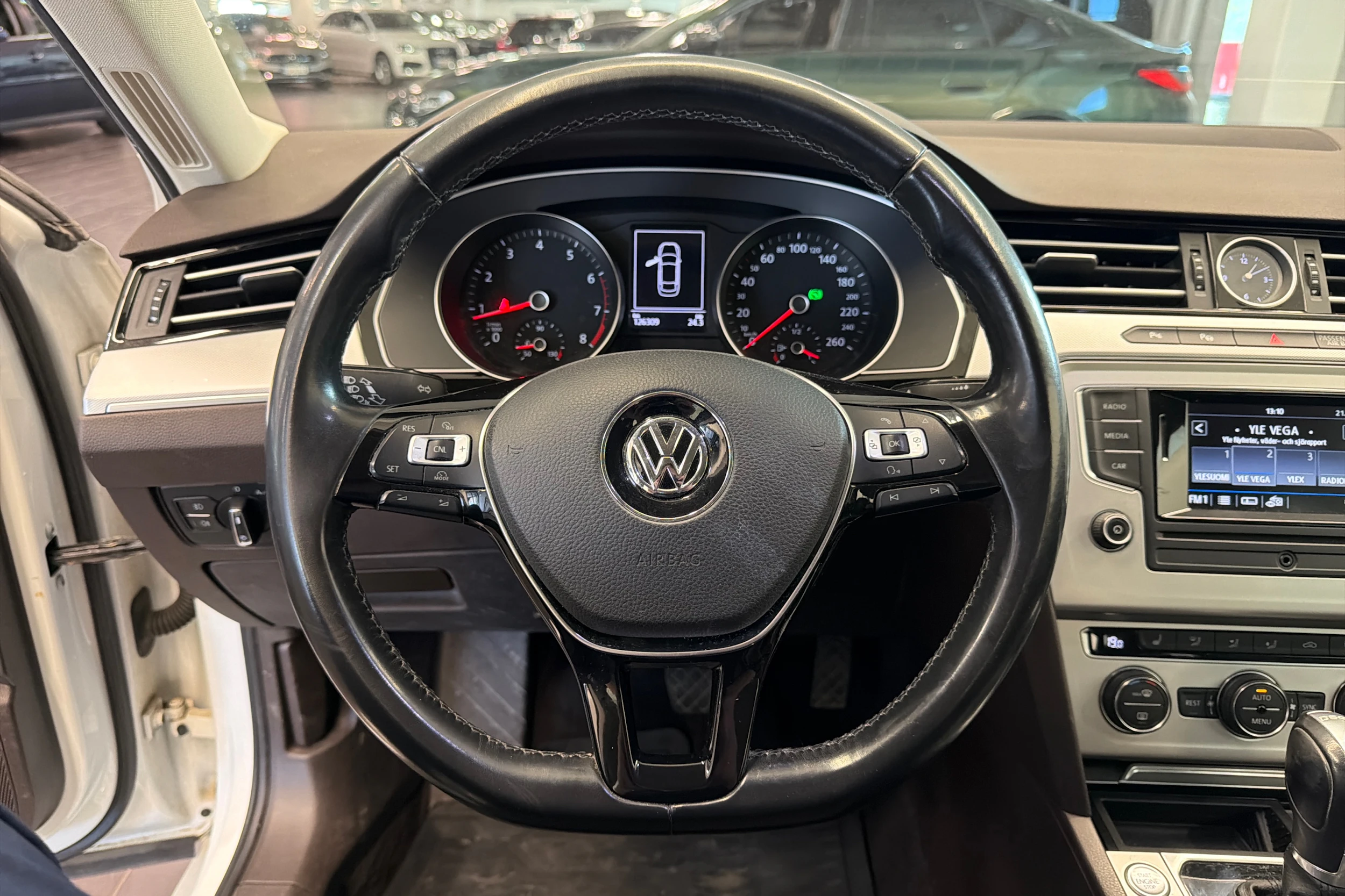 valkoinen Volkswagen Passat 2017 kuva 18.
