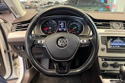 valkoinen Volkswagen Passat 2017 kuva 18.
