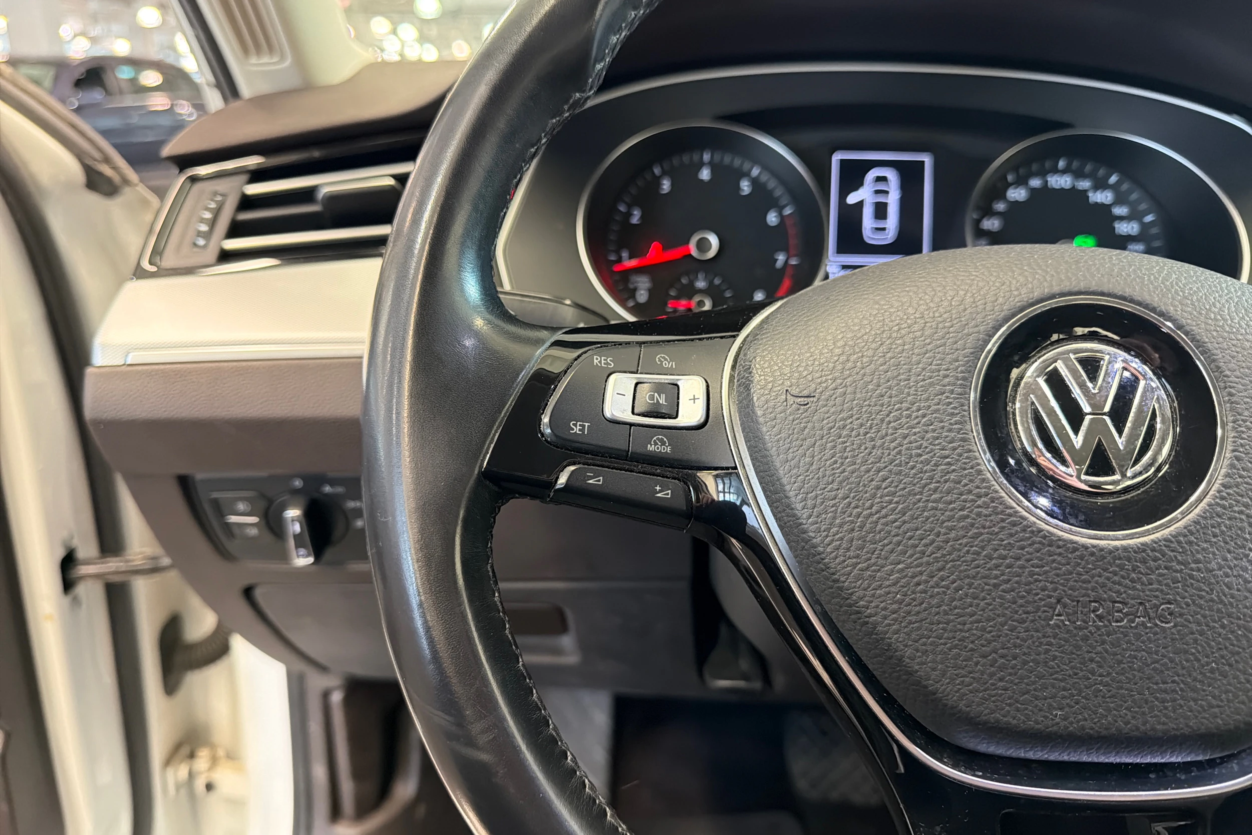 valkoinen Volkswagen Passat 2017 kuva 20.