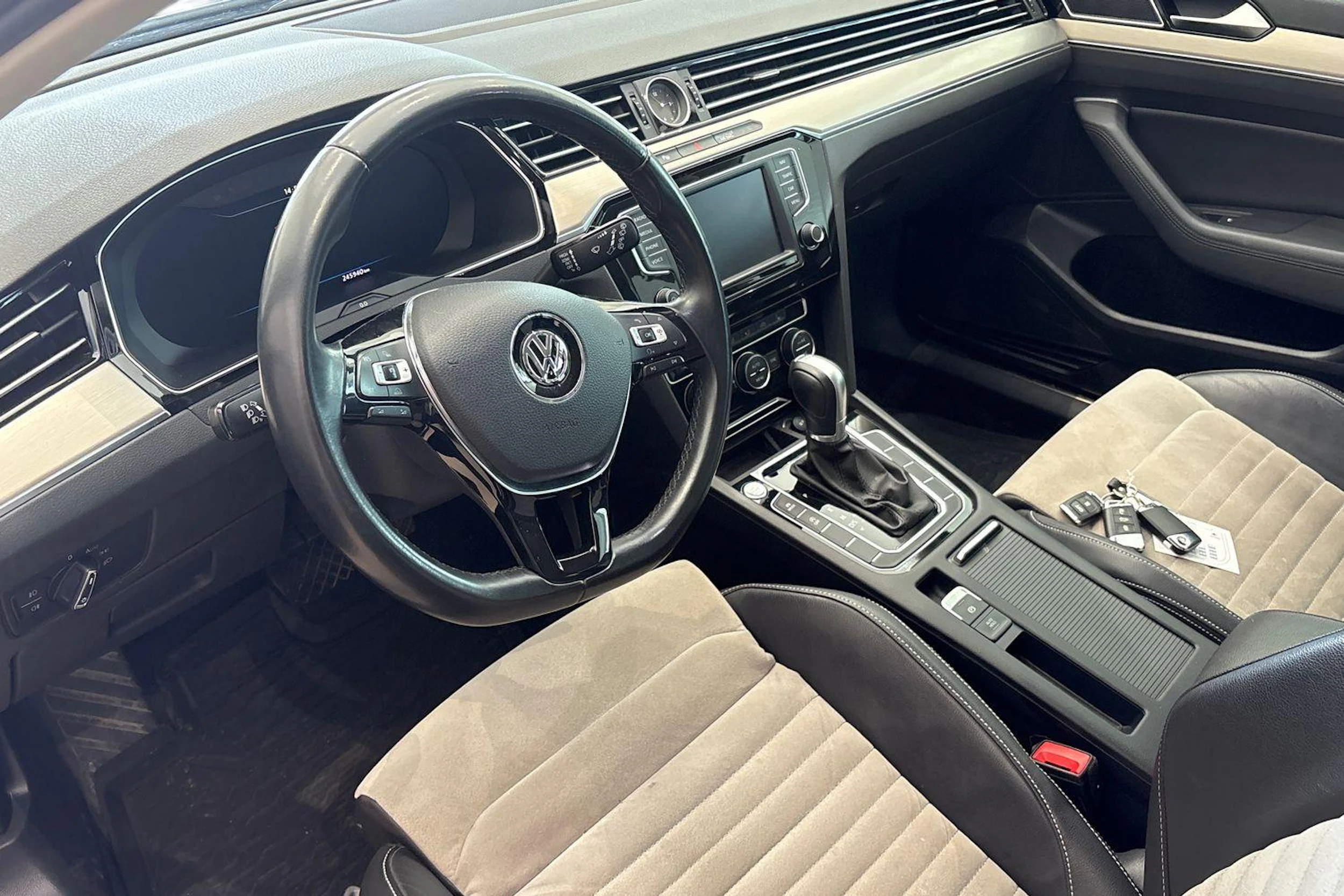 ruskea (beige) Volkswagen Passat 2017 kuva 6.