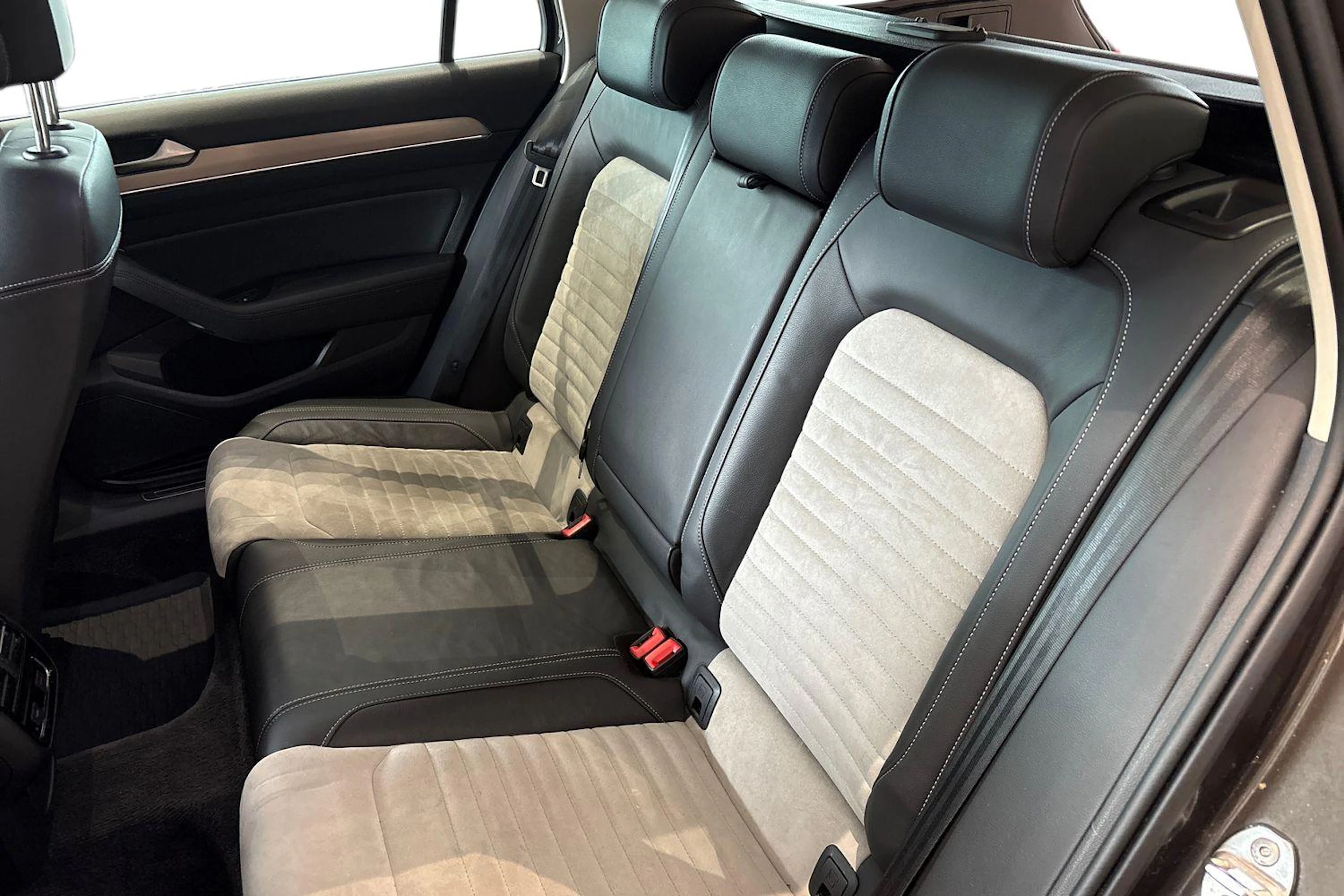 ruskea (beige) Volkswagen Passat 2017 kuva 8.