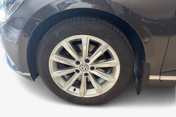 ruskea (beige) Volkswagen Passat 2017 kuva 9.